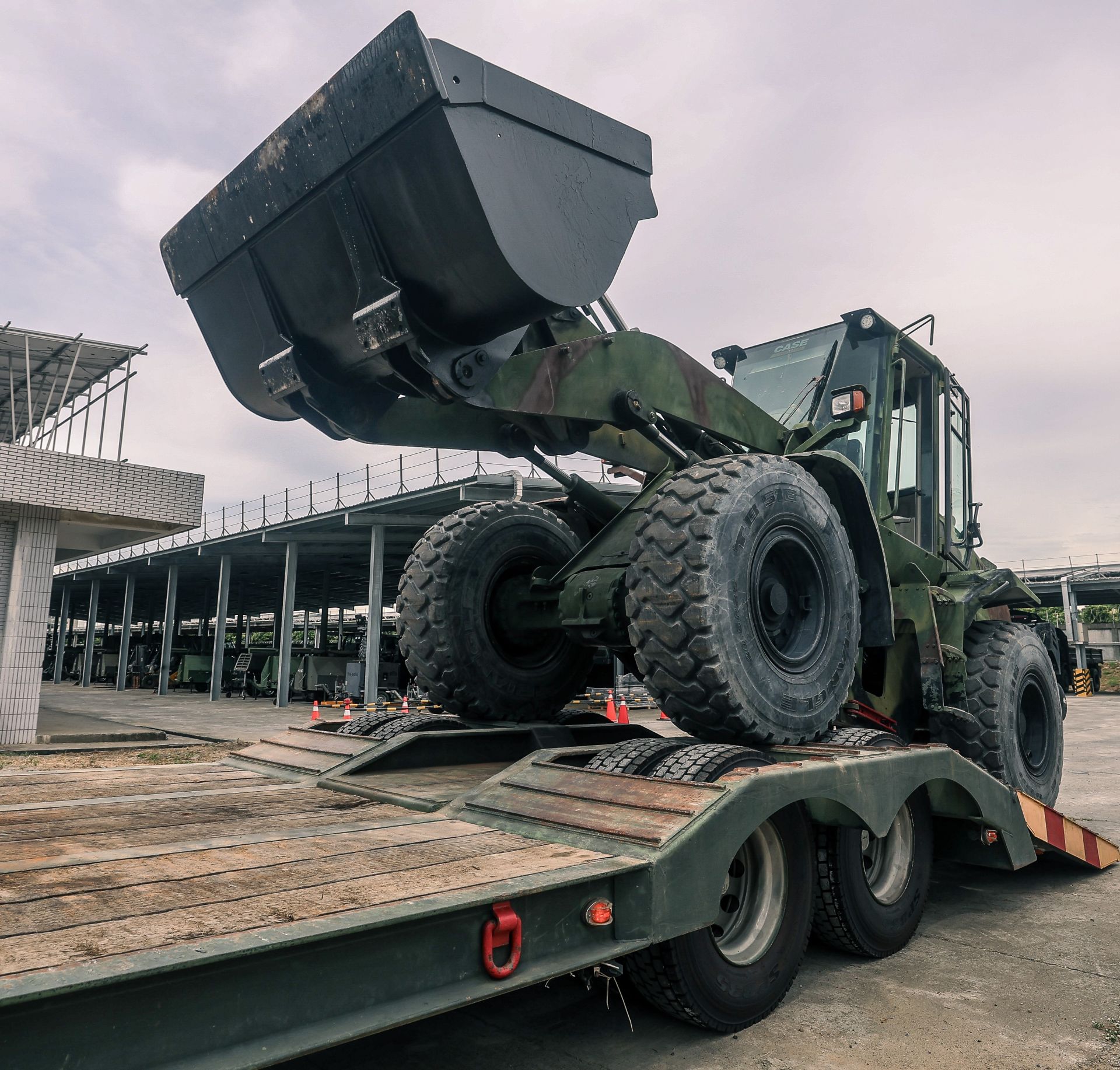第5作戰區針對329DL挖土機、721F裝土機等大型機具完成上板與固定作業。（記者葉軒瑜攝）