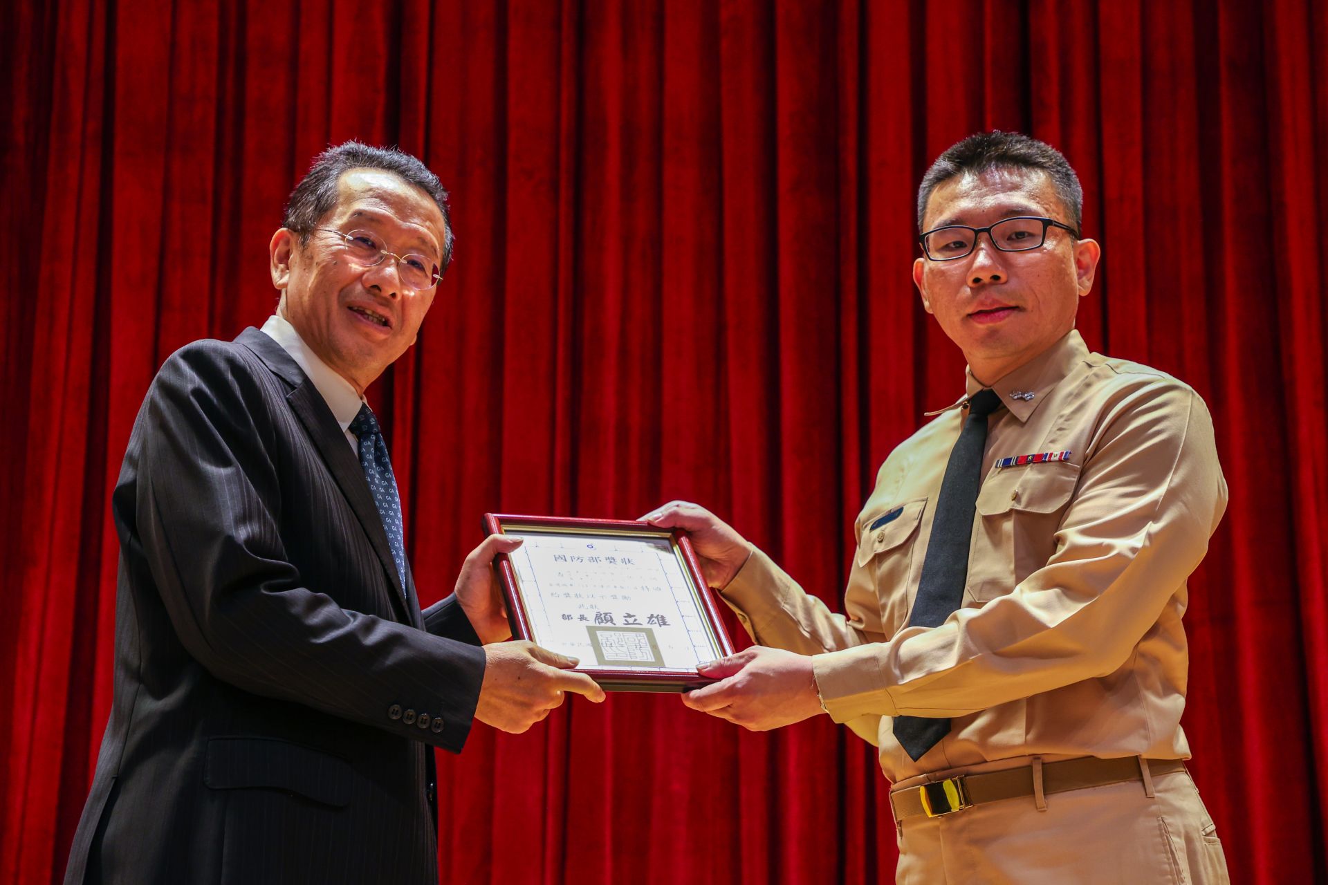 國防部長顧立雄昨日主持「國軍114年優良軍醫人員暨績優衛勤部隊表揚大會」，頒獎表揚獲獎單位及人員，肯定軍醫體系長期以來在醫療服務、戰備支援及災害防救等領域卓越貢獻，期勉他們持續秉持「專業、使命、服務」精神追求卓越，成為國家最堅實後盾。（記者連琳攝）