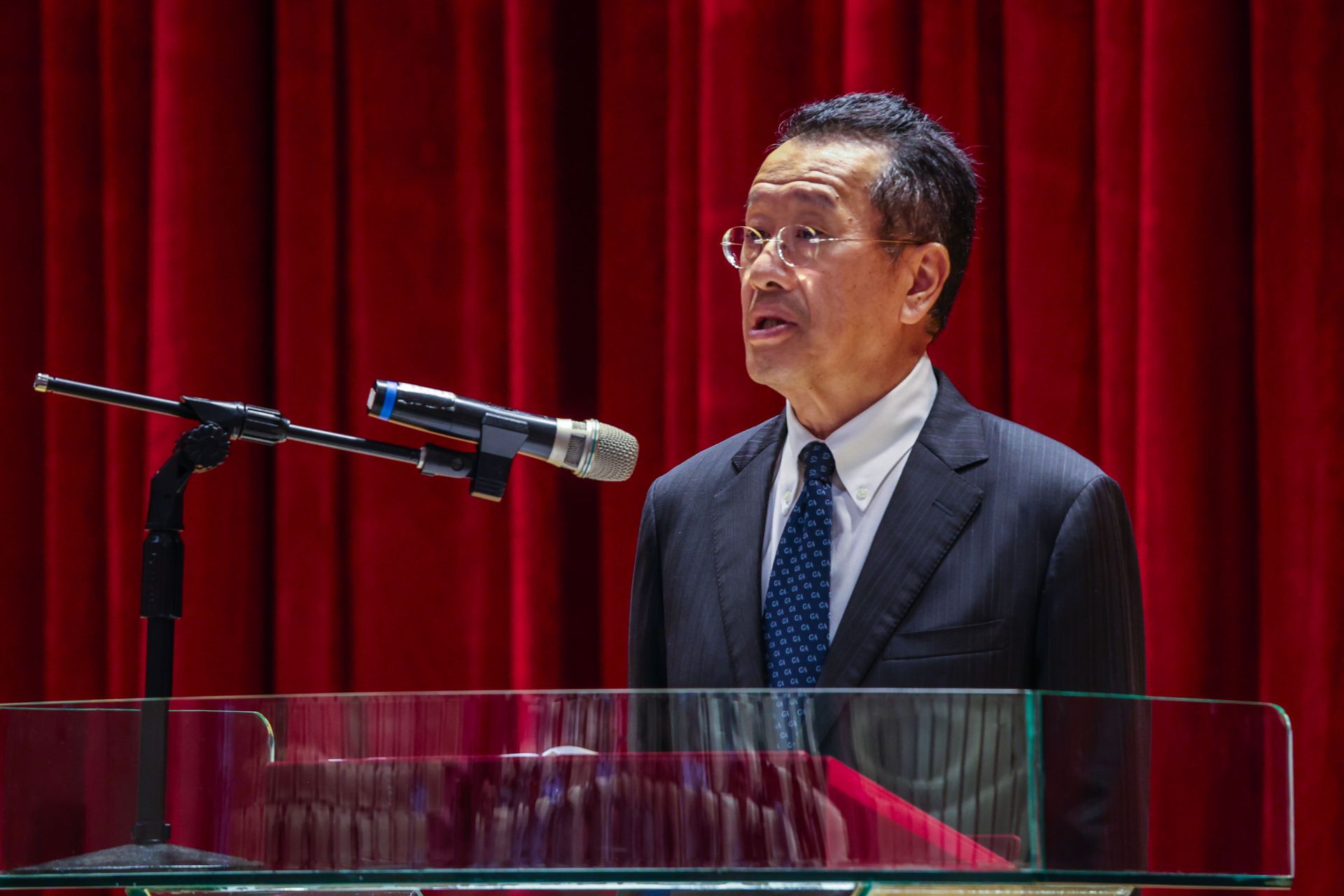  顧部長昨日頒獎表揚優良軍醫人員。（記者連琳攝）