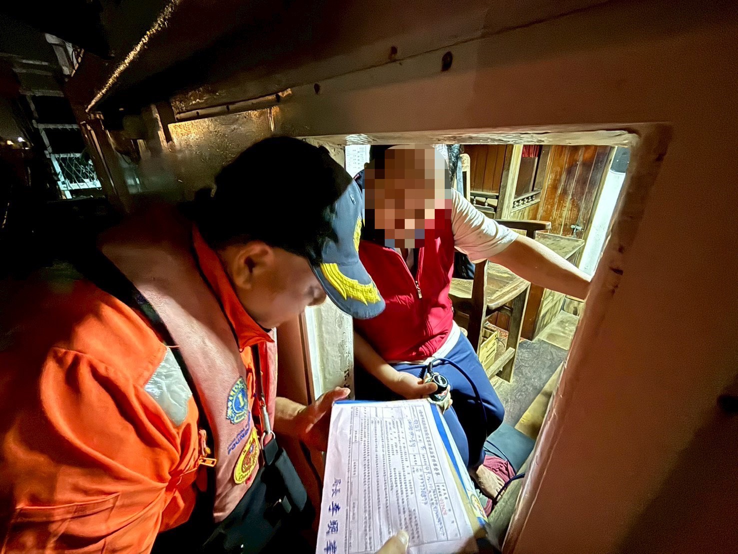 鳳凰颱風警戒期間，海巡署開立首張舉發單，提醒民眾勿作違反行為，共同防杜災害發生。（海巡署提供）