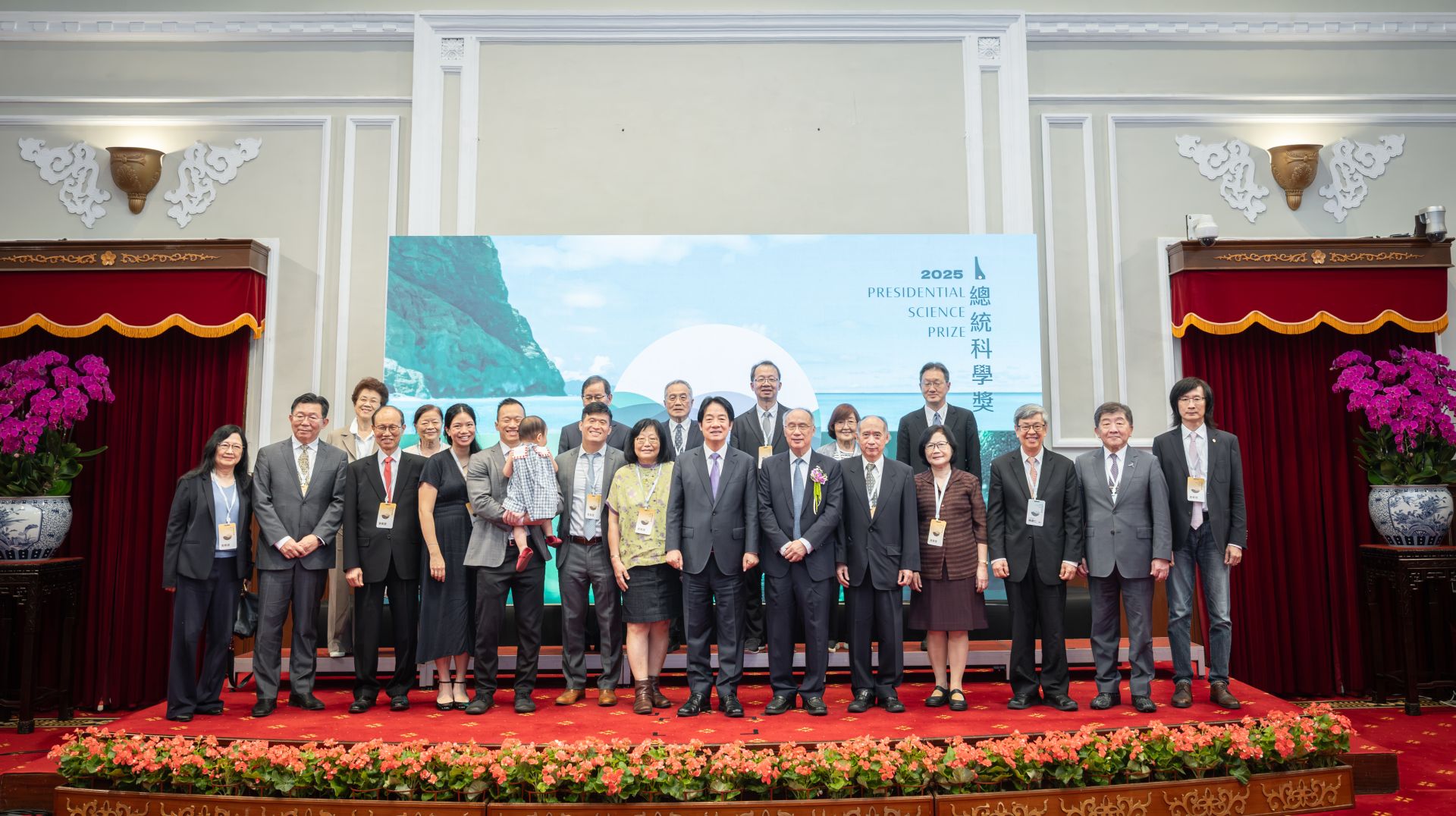 總統賴清德出席「2025年總統科學獎」頒獎典禮，親頒獎座予「生命科學組」得獎人梁賡義及「工程科學組」葉均蔚２位院士。（總統府提供）