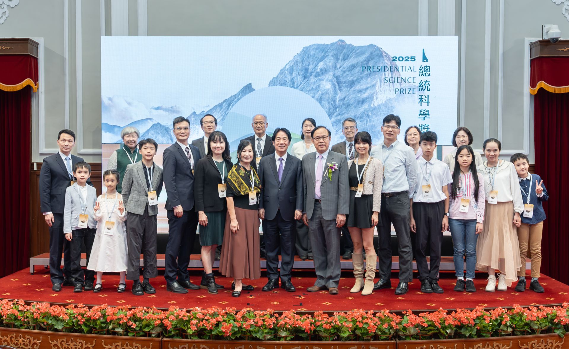 總統賴清德出席「2025年總統科學獎」頒獎典禮，親頒獎座予「生命科學組」得獎人梁賡義及「工程科學組」葉均蔚２位院士。（總統府提供）