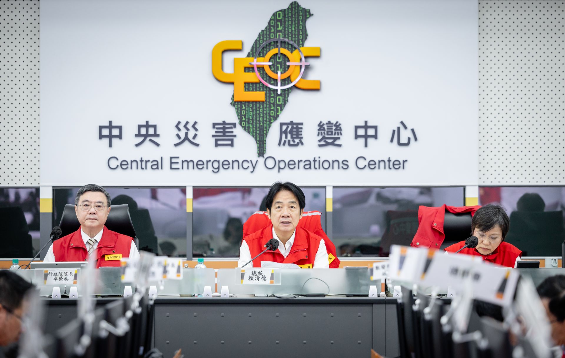 總統賴清德今日偕同行政院長卓榮泰前往中央災害應變中心，視察「鳳凰」颱風防災應變整備工作。（總統府提供）