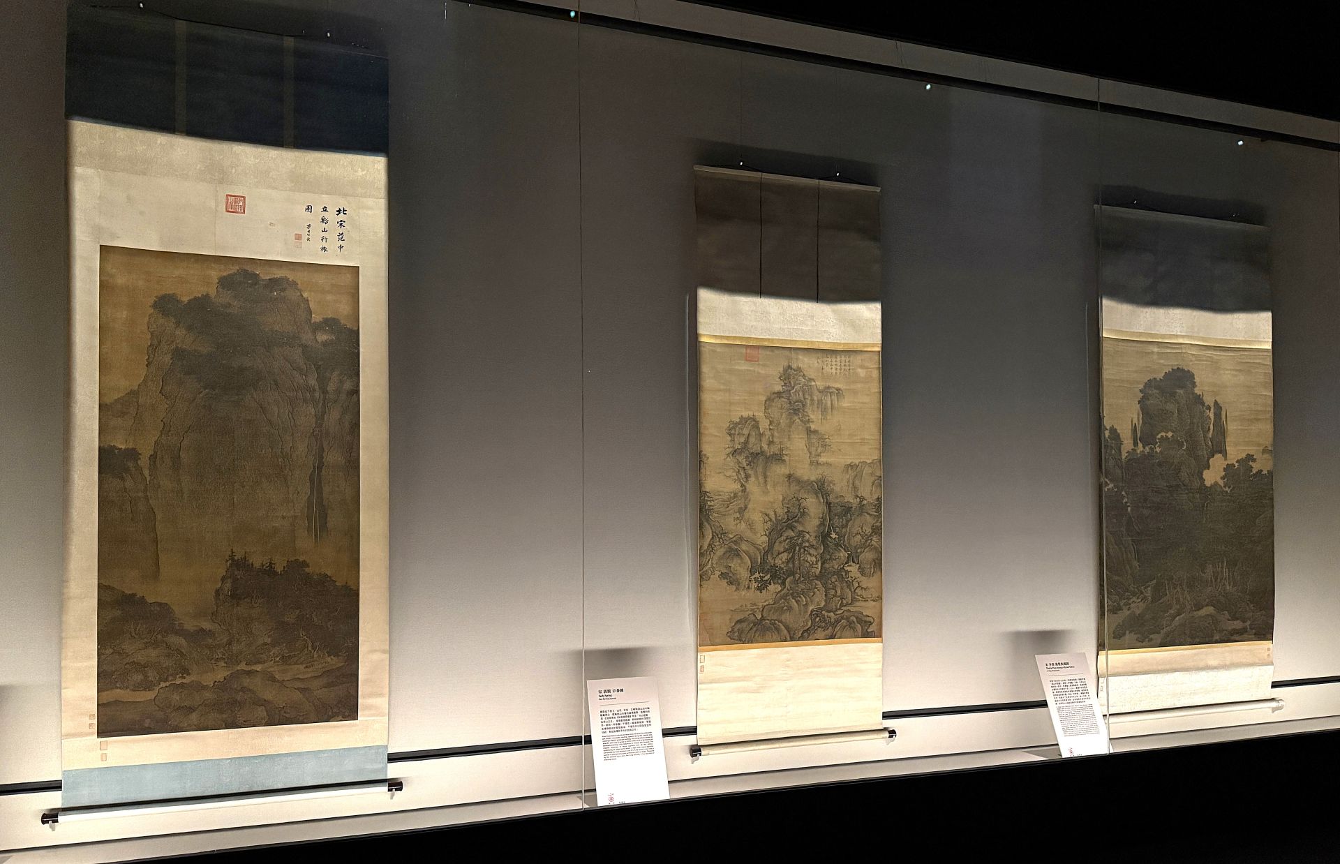 鎮院國寶，包括范寬〈谿山行旅圖〉、郭熙〈早春圖〉、李唐〈萬壑松風圖〉首度於南院展出。（故宮南院提供）