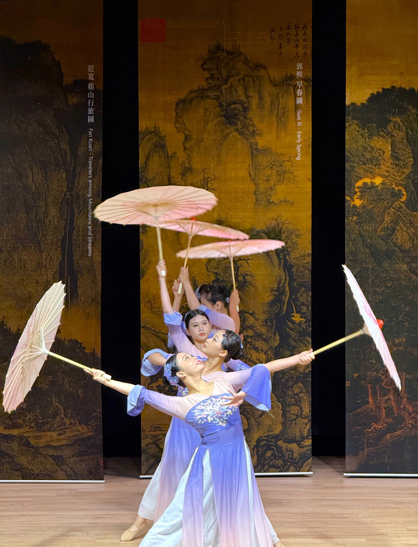 雲林縣立蔦松藝術高中為巨碑式山水設計的舞碼〈初春新雨〉。（故宮南院提供）