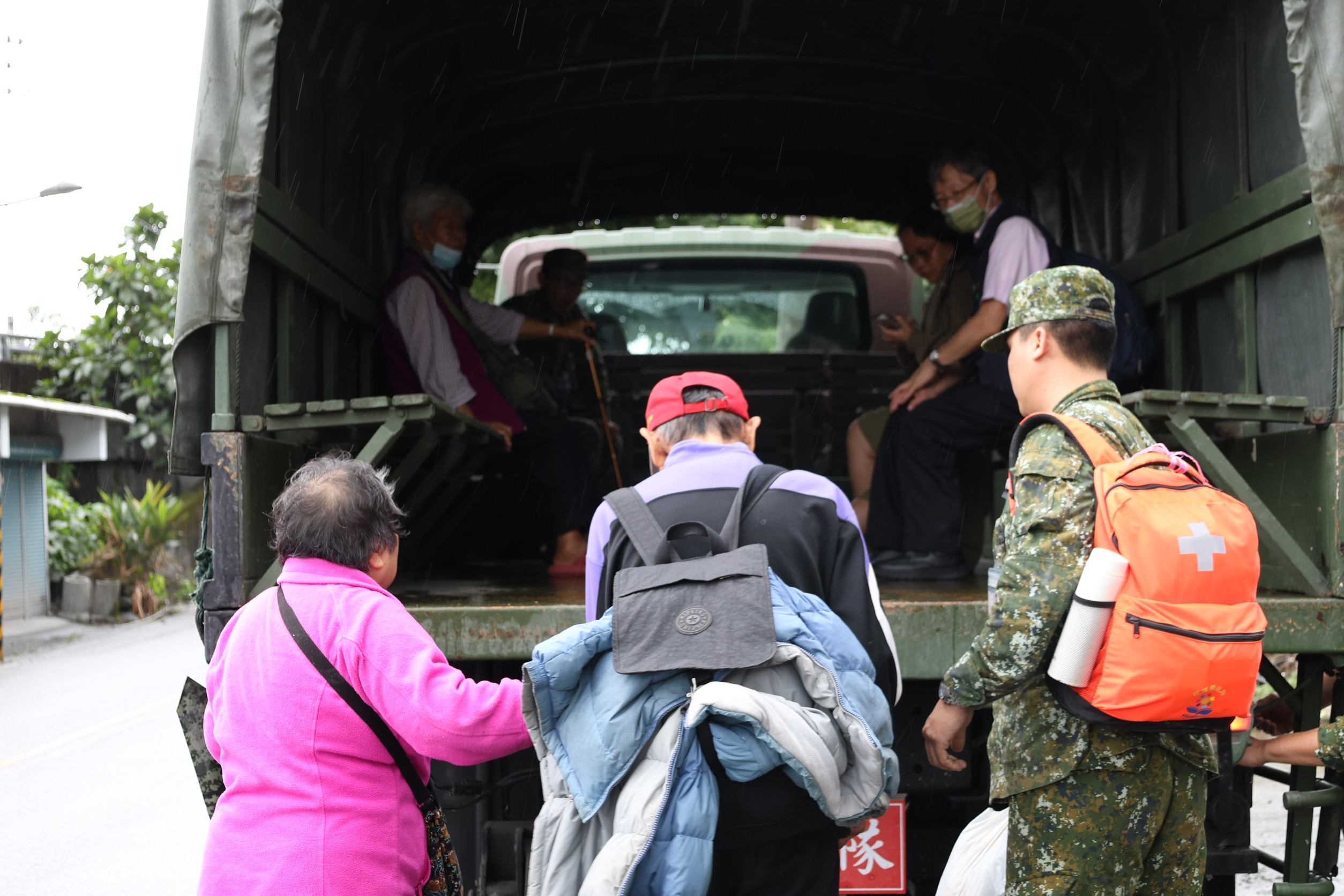 各作戰區秉持「救災視同作戰」原則，全力配合地方政府執行防、救災任務，確保民眾生命財產安全。（陸軍司令部提供）