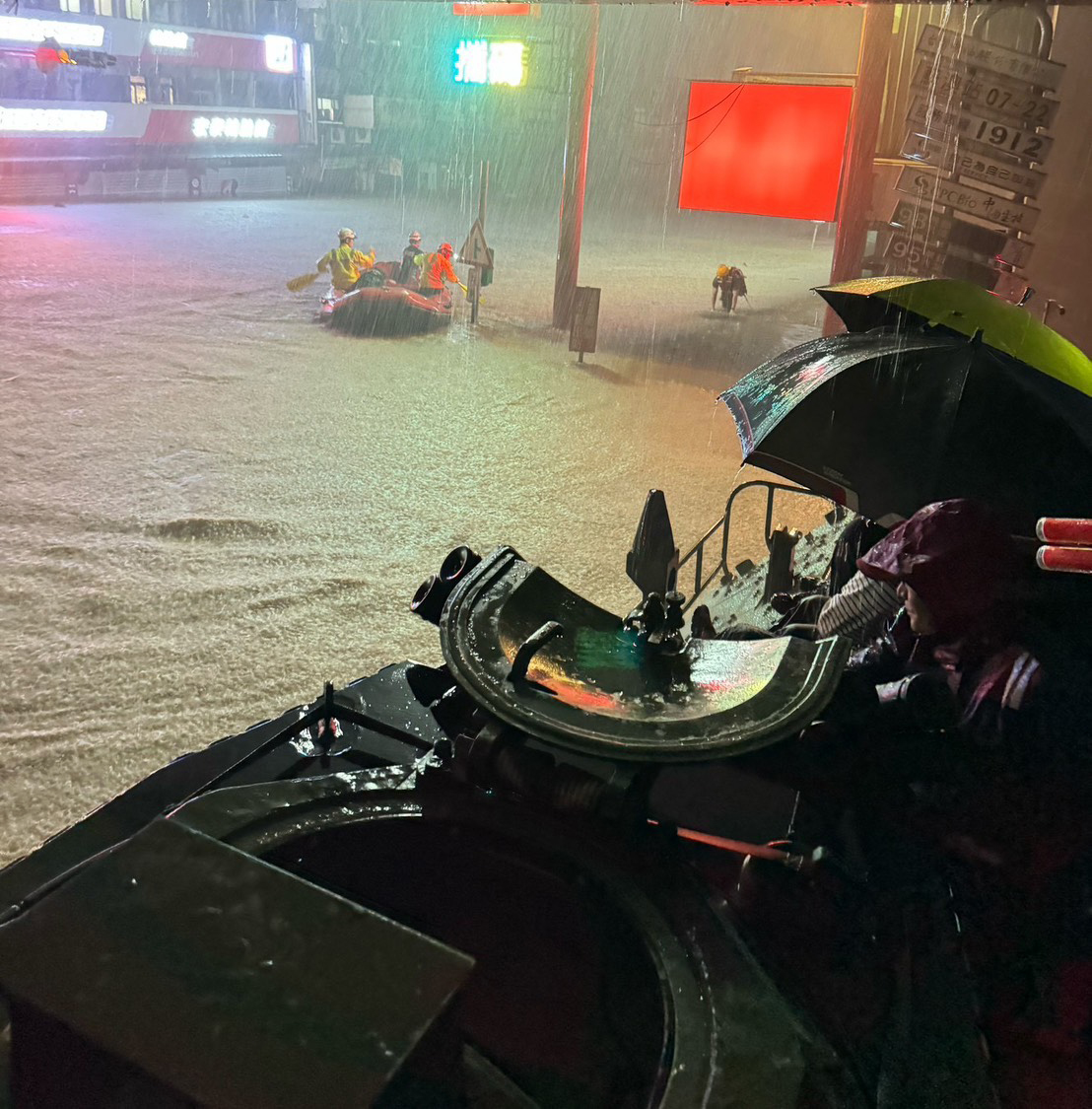 「鳳凰」颱風來襲，昨日全臺各地傳出零星災情。其中，宜蘭縣蘇澳鎮強降雨造成大部分面積淹水，海軍陸戰隊AAV7兩棲突擊車立即出動救援受困民眾。（海軍司令部提供）