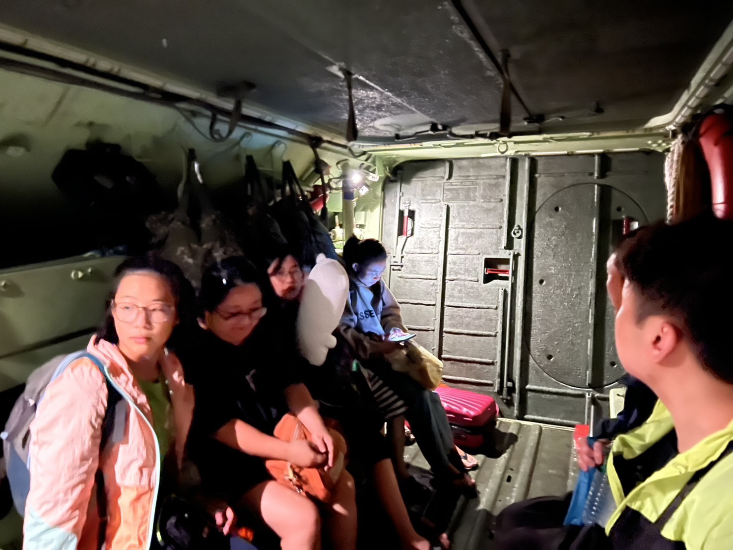 海軍陸戰隊登陸戰車大隊昨晚即時派遣AAV7兩棲突擊車，協助蘇澳民眾撤離積水嚴重地區。（海軍司令部提供）