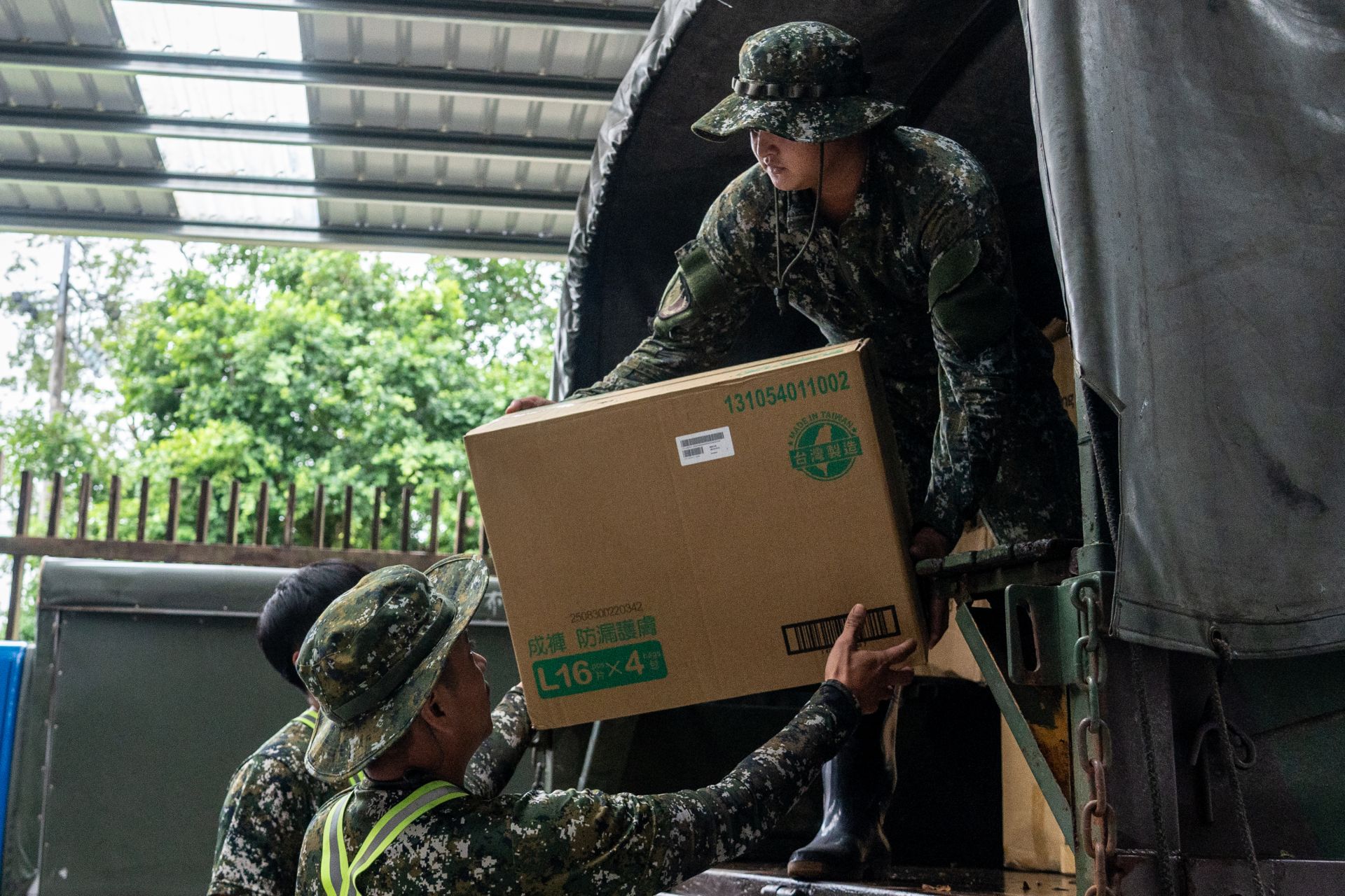 第2作戰區官兵至各收容所協助民生物資發放。（記者張雅淳攝）