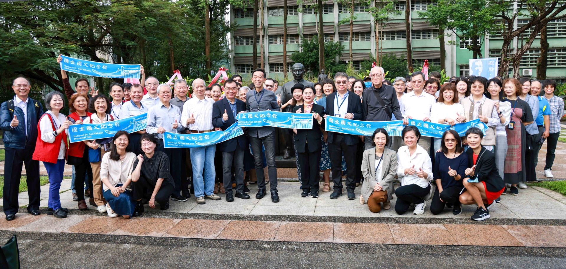 國父誕辰160週年，中山文化園區「中山碑林」上午開放社會各界向國父銅像致敬。（國父紀念館提供）