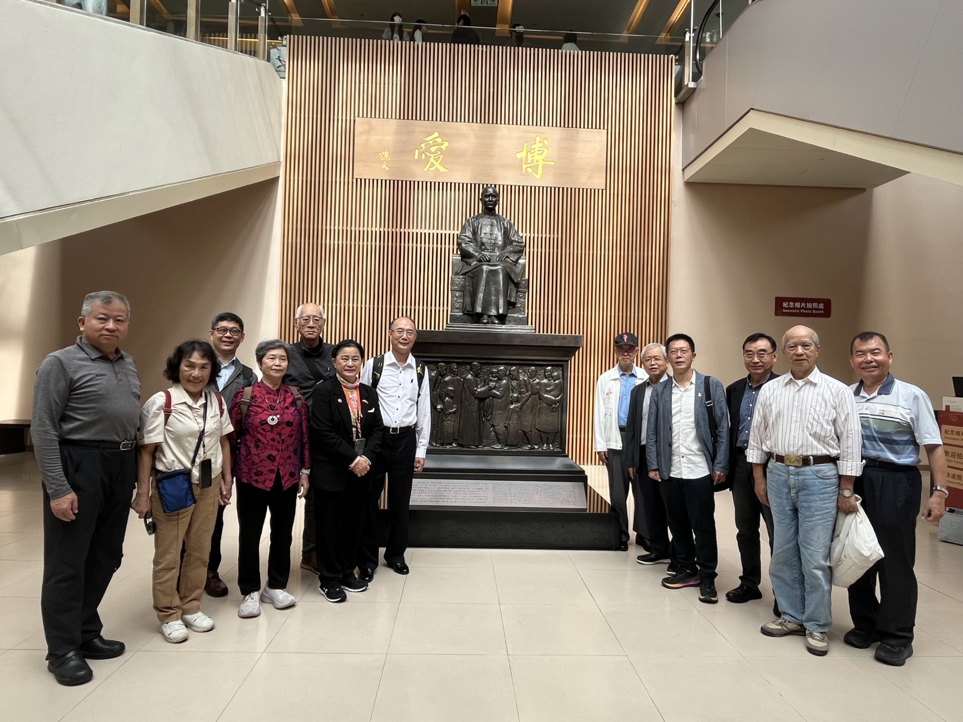 「國父史蹟暨民國歷史」參訪活動， 臺灣孫學研究學者參觀故宮百年院慶特展。（國父紀念館提供）