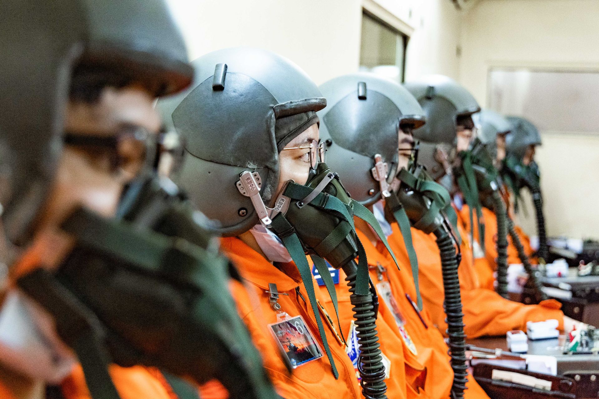  低壓艙航訓練，學員體驗大氣壓力變化和缺氧狀況下的生理反應。（本報資料照片）