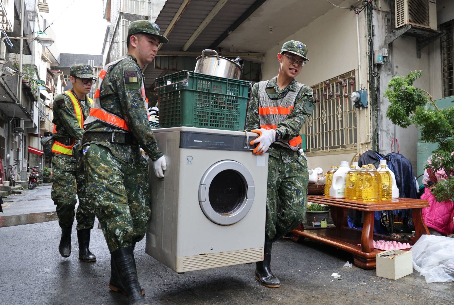  第3作戰區派遣兵力前進宜蘭蘇澳地區，協助民眾實施淤泥及廢棄物清運等災後復原工作。（記者王子昌攝）