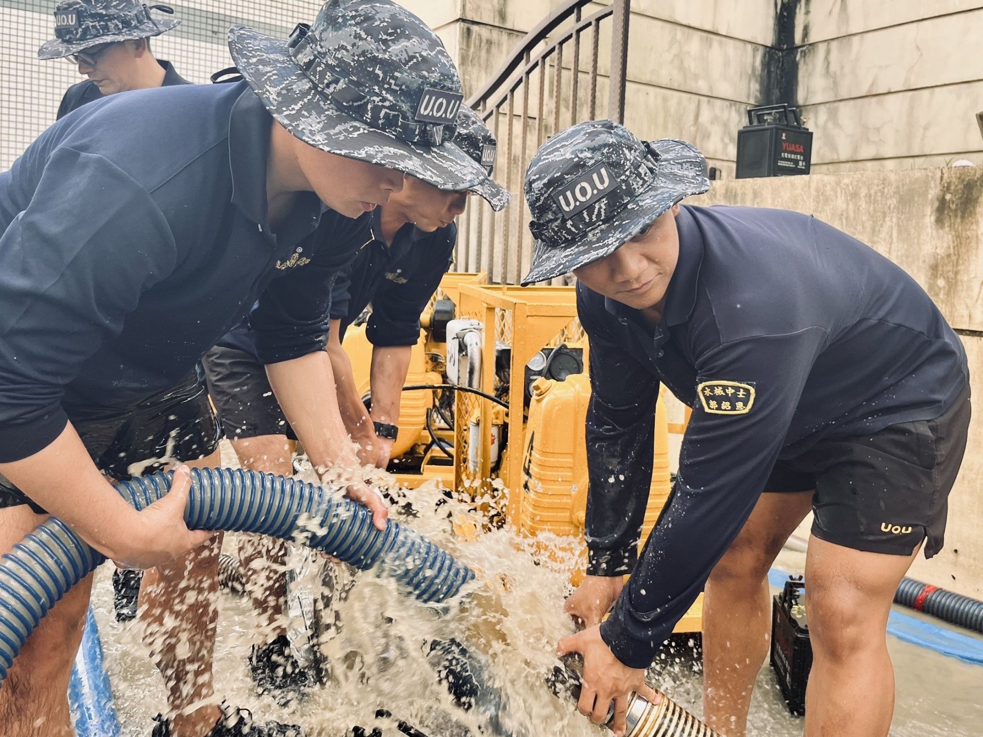 海軍水下作業大隊至宜蘭蘇澳地區協助積水區域實施緊急抽水。（海軍司令部提供）