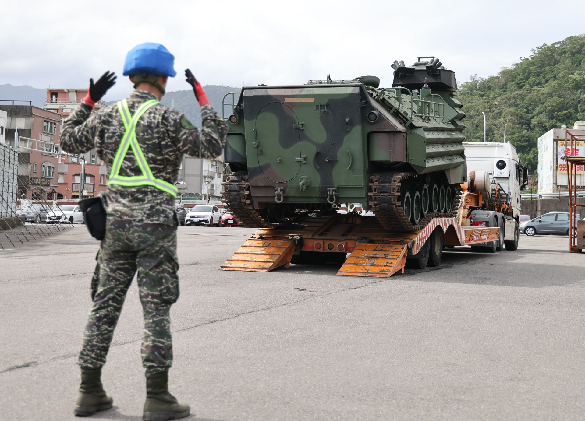第3作戰區陸續調度AAV7兩棲突擊車等各式救災機具與車輛，待命馳援後續災防任務。（記者王子昌攝）