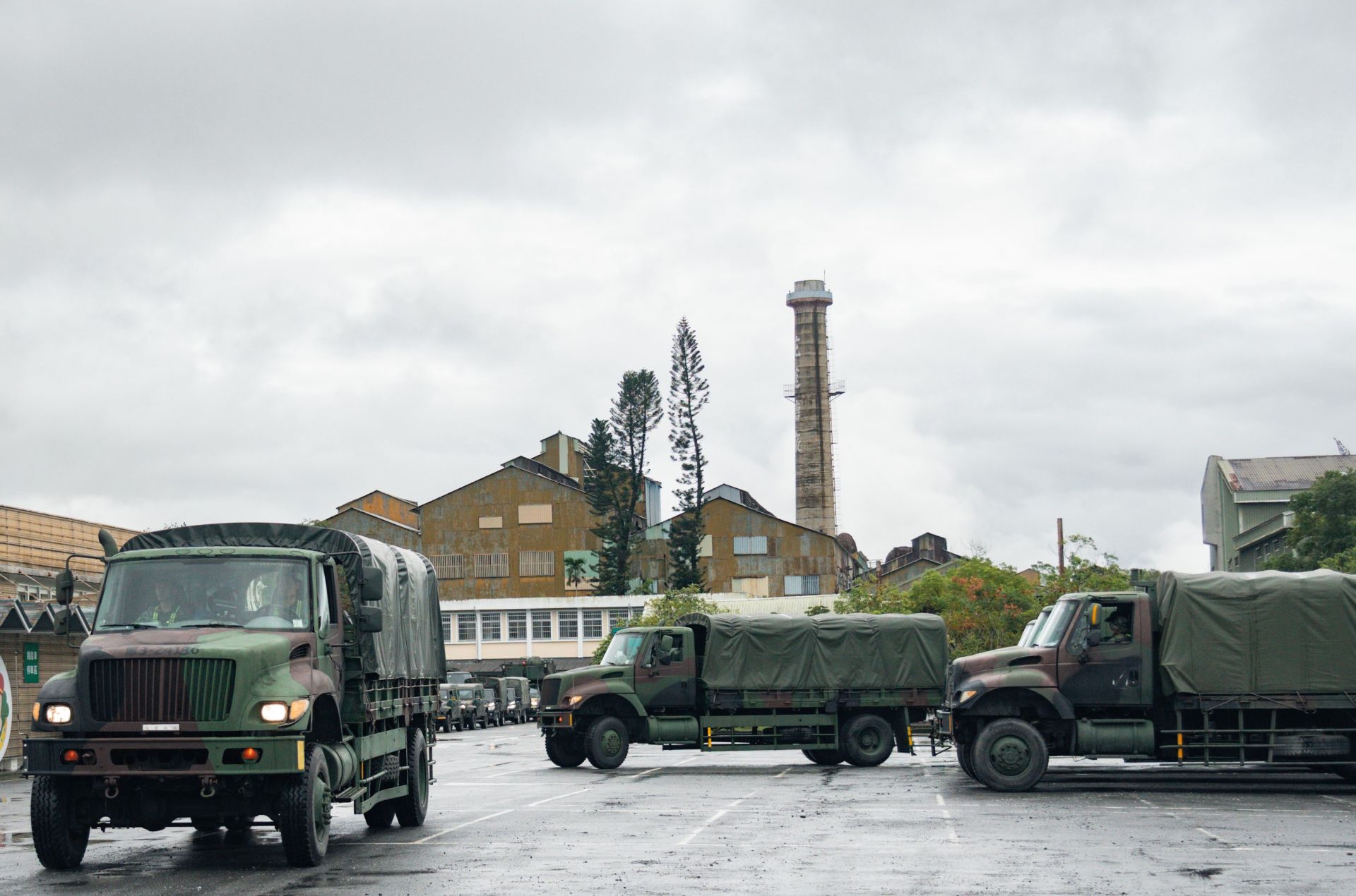 第2作戰區兵力機動轉移前進指揮所與兵力至鳳林國中活動中心，待命支援地方災後復原工作。（記者張雅淳攝）