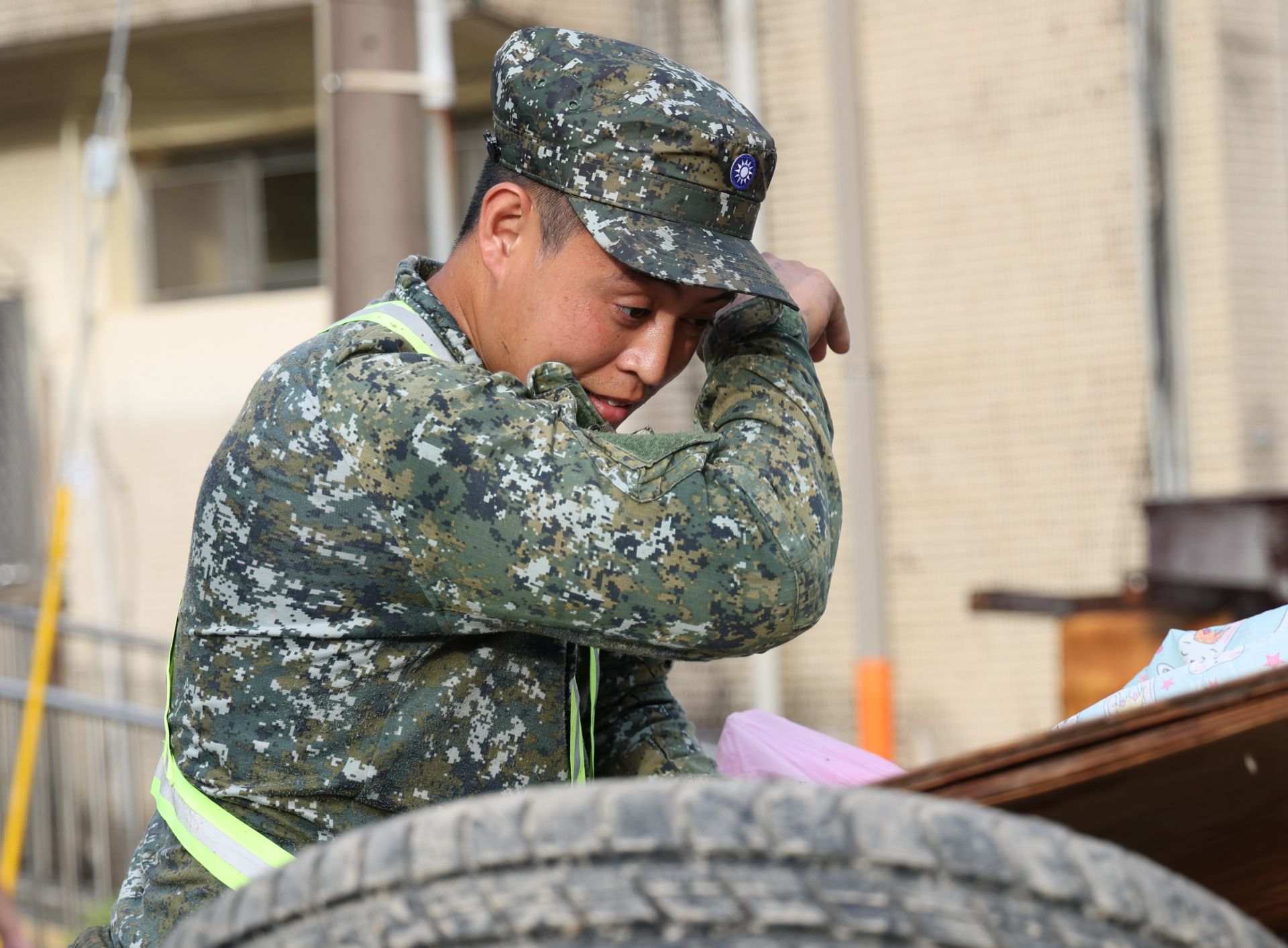 「鳳凰」颱風昨晚雖已減弱為熱帶性低氣壓，但在外圍環流及東北季風共伴效應影響下，已造成宜蘭蘇澳多處淹水、花蓮馬太鞍溪水暴漲致萬榮鄉明利村道路淤積災情，國軍繼前晚即刻出動AAV7兩棲突擊車緊急救援受困民眾後，各作戰區部隊昨日持續投入災防整備與復原搶救。（記者王子昌攝）