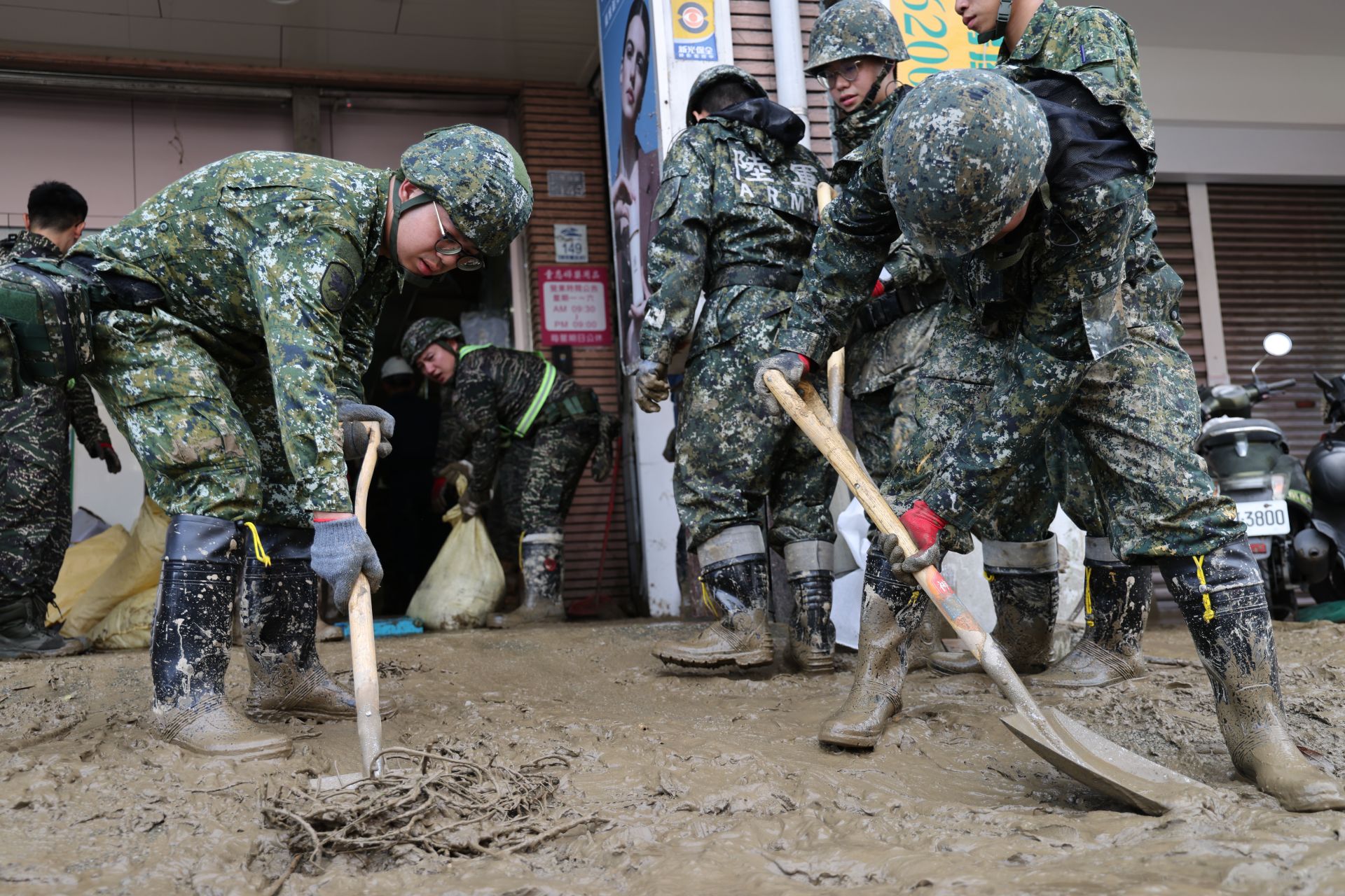 第3作戰區派遣兵力前進宜蘭蘇澳地區，協助民眾實施清除淤泥等工作。（記者王子昌攝）