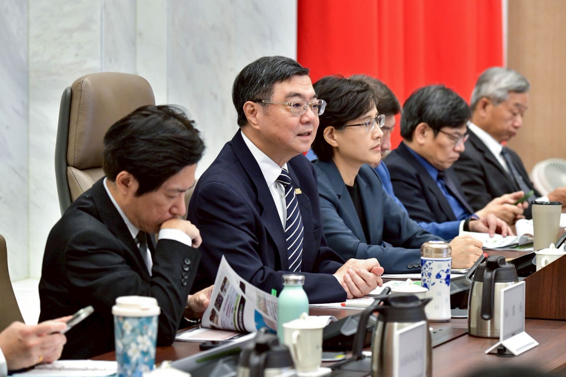 行政院長卓榮泰今日主持行政院會，聽取內政部「鳳凰颱風整備及應變處置」報告。（行政院提供）