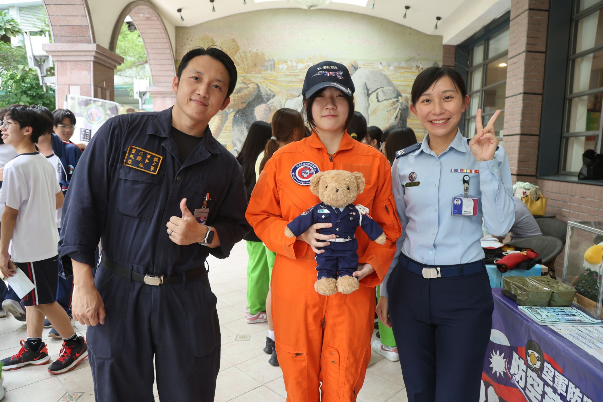 樹德家商畢業校友空軍飛訓部許育翎中士（右）、海軍151艦隊張詠寧中士（左）熱情支持母校的海空軍展活動。（記者孫建屏攝）