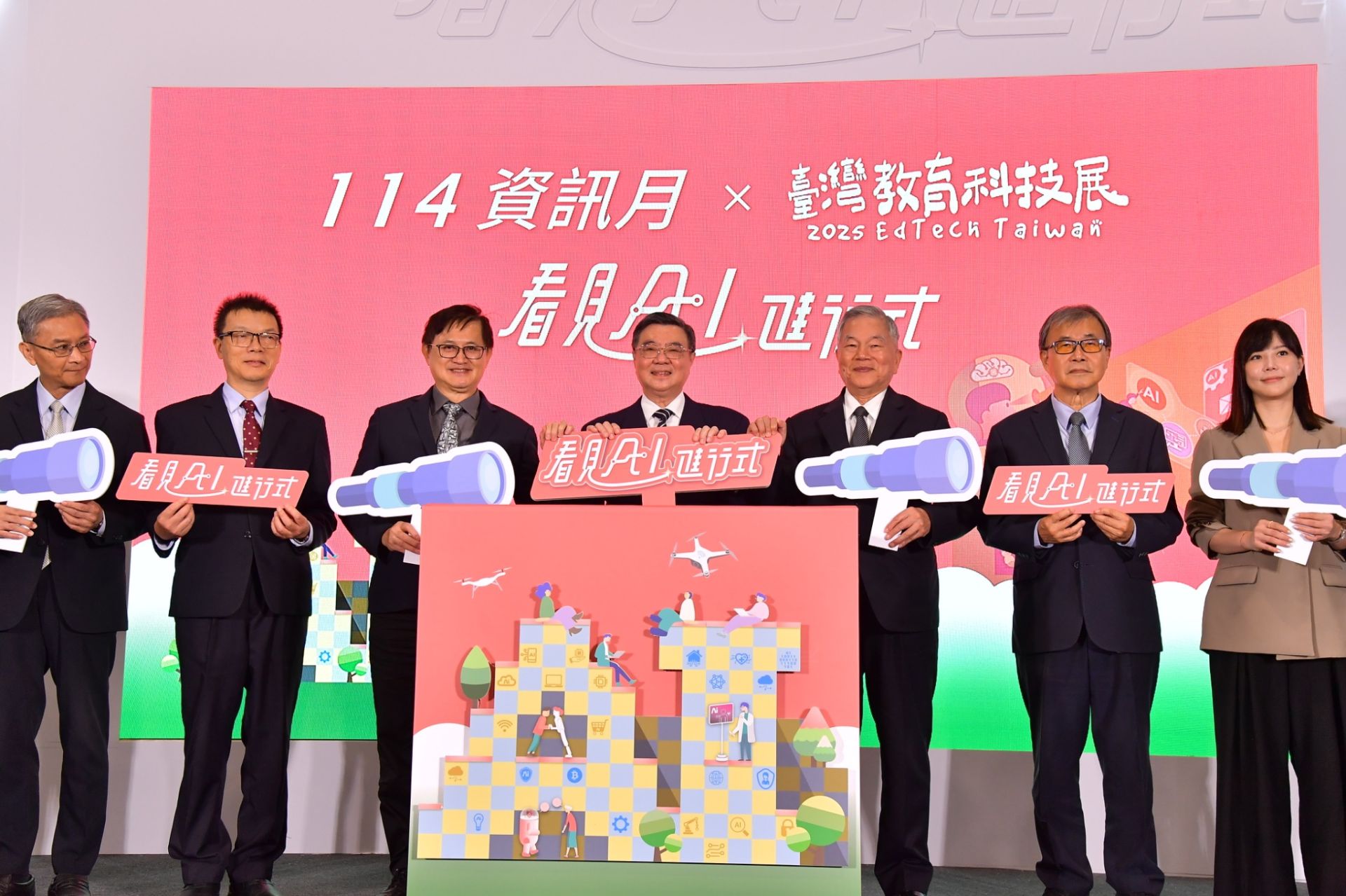 行政院長卓榮泰出席「114資訊月暨臺灣教育科技展開幕典禮」，期盼「AI新十大建設」及早展開， 推動臺灣成為智慧科技島。（行政院提供)