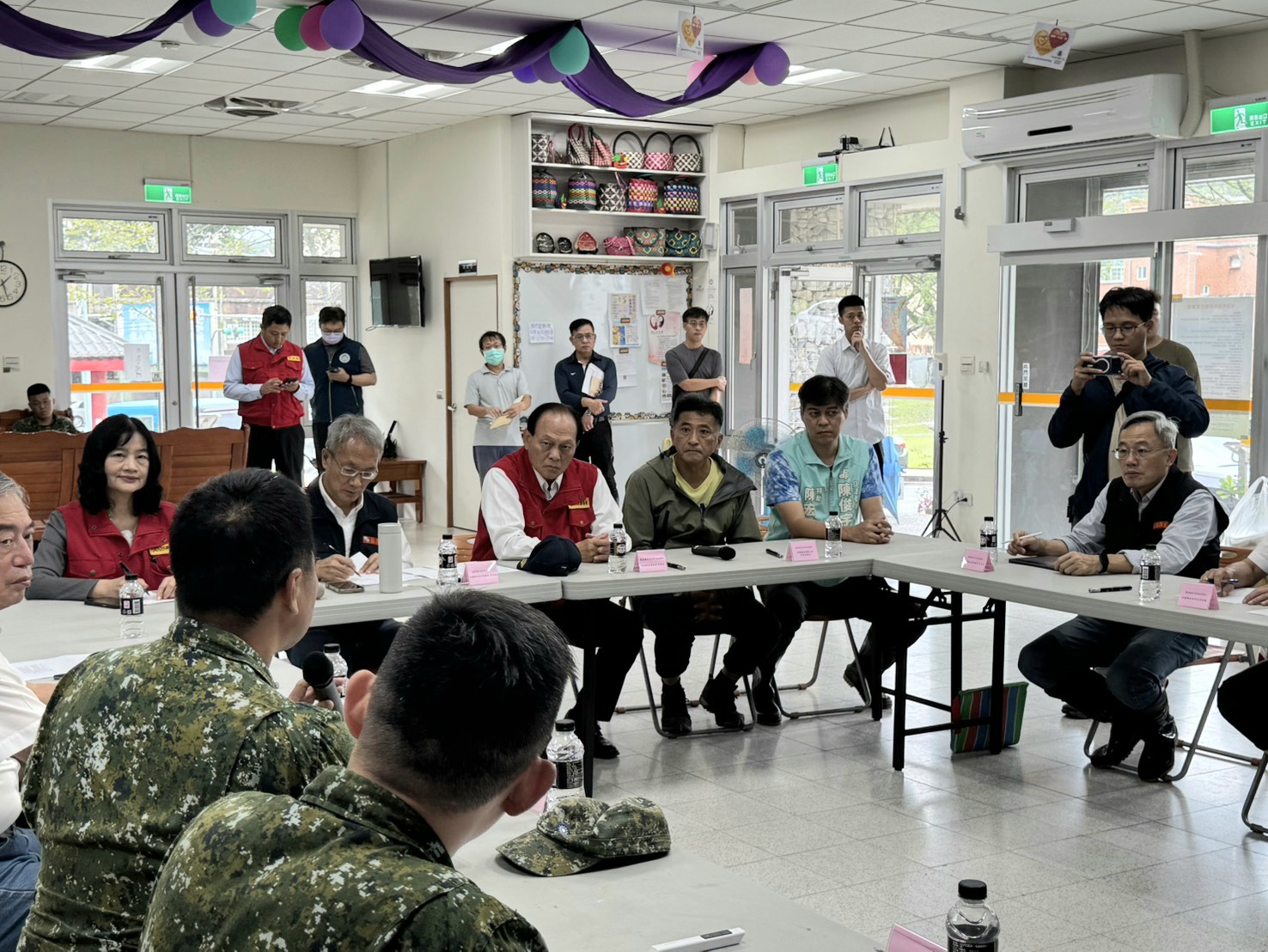 行政院政務委員季連成視察宜蘭蘇澳復原進度，肯定軍民整合高效率，加速鳳凰颱風災後清理。（行政院提供）