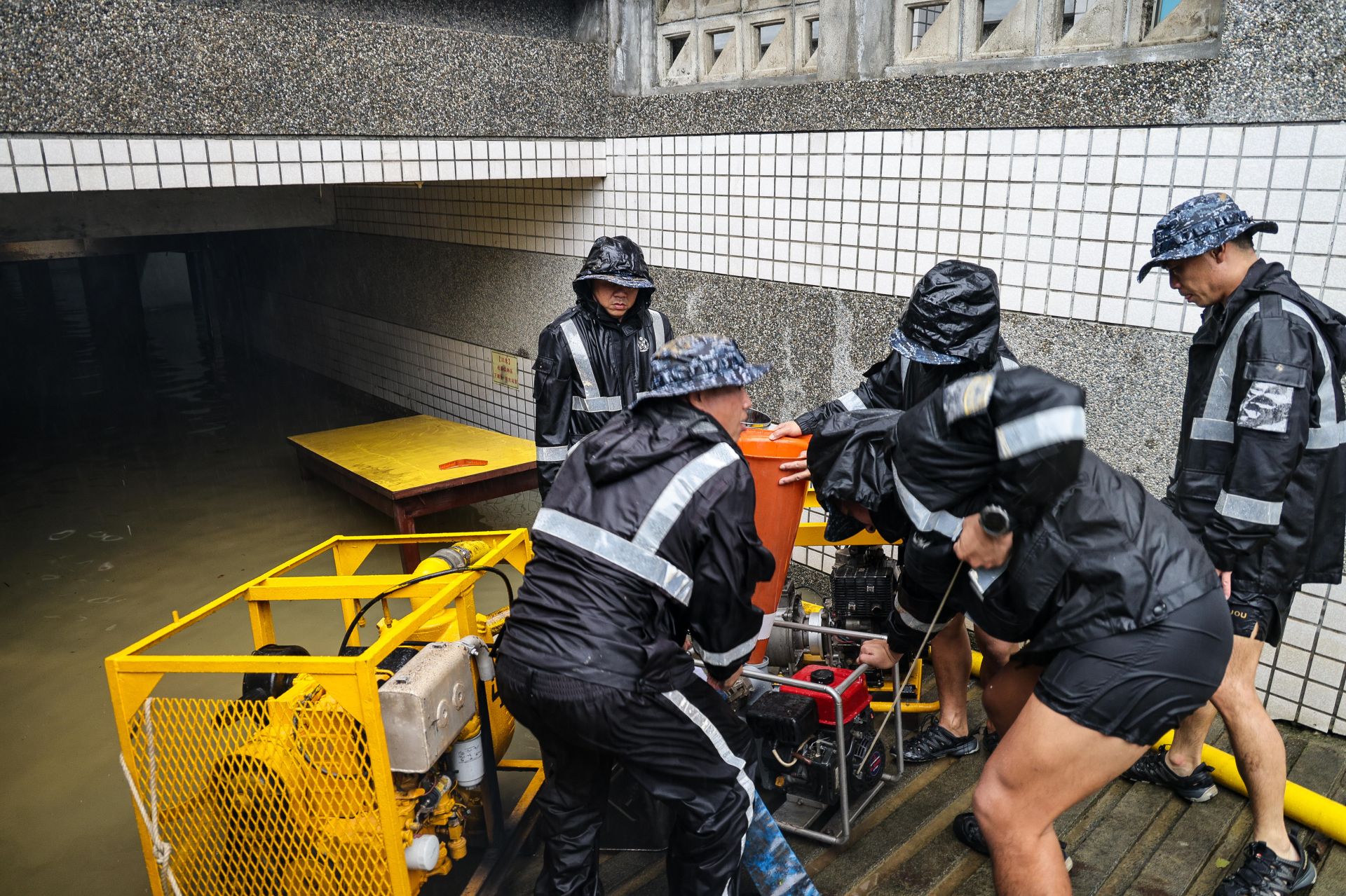 「鳳凰」颱風過境致宜蘭多處淹水，昨日展開各項救災清運任務，國軍第3作戰區持續派遣兵力及機具支援道路清淤、環境清消與地下室抽水等災後復原任務，協助民眾早日回歸生活常軌。（記者王子昌攝）