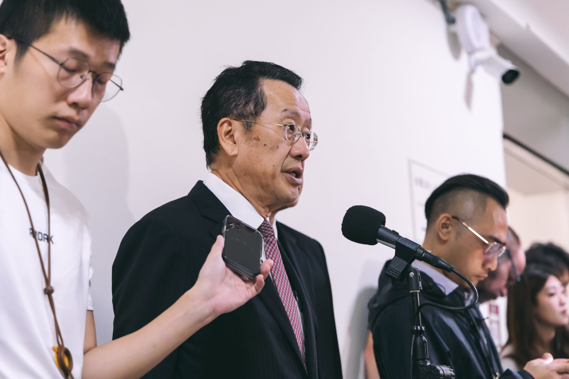 顧部長表示，AAV7兩棲突擊車意外壓毀民車，不會讓官兵承擔賠償責任，將由國防部依相關法令結合有關單位，辦理後續補償事宜。（記者陳彥陵攝）