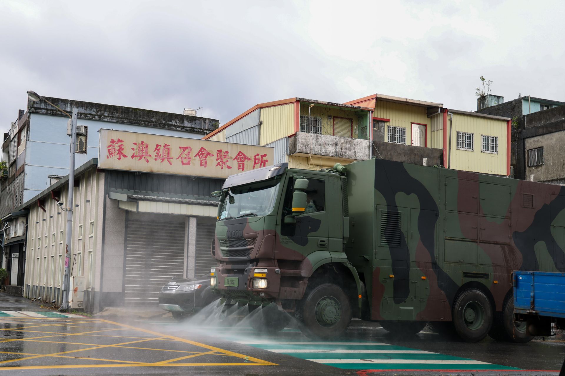 33化學兵群馳援宜蘭蘇澳受災地區，派遣重型消毒車執行道路清消作業。（記者王子昌攝）