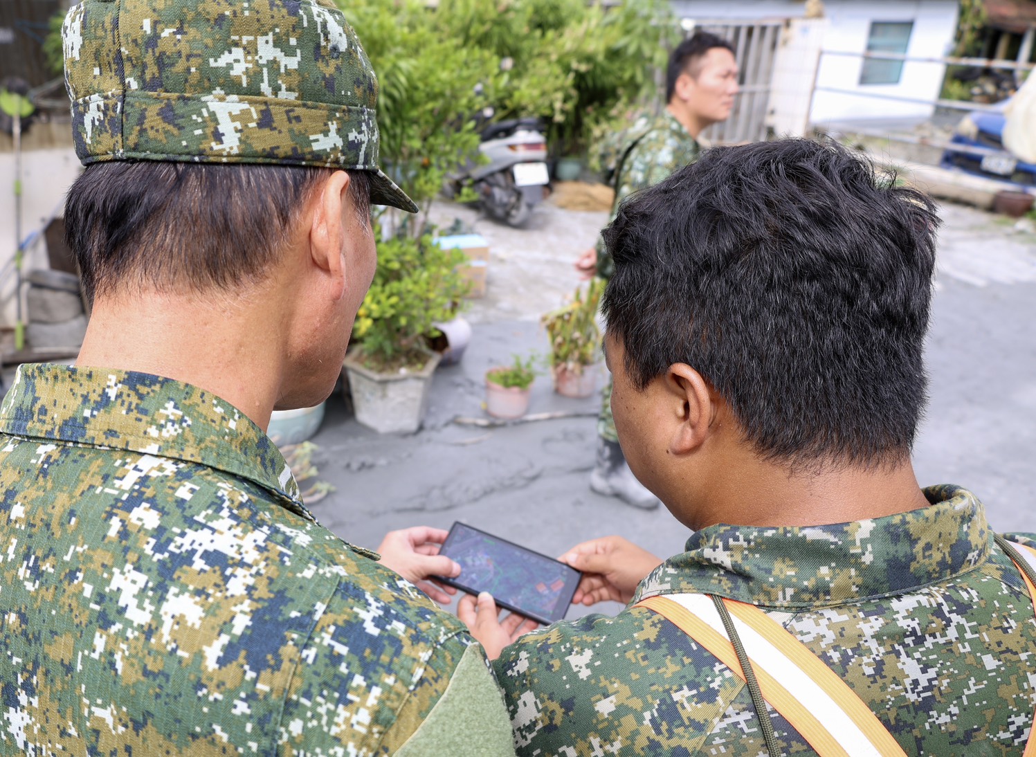 官兵運用部隊覺知應用套件（TAK）建立救災共同圖像。（陸軍司令部提供）