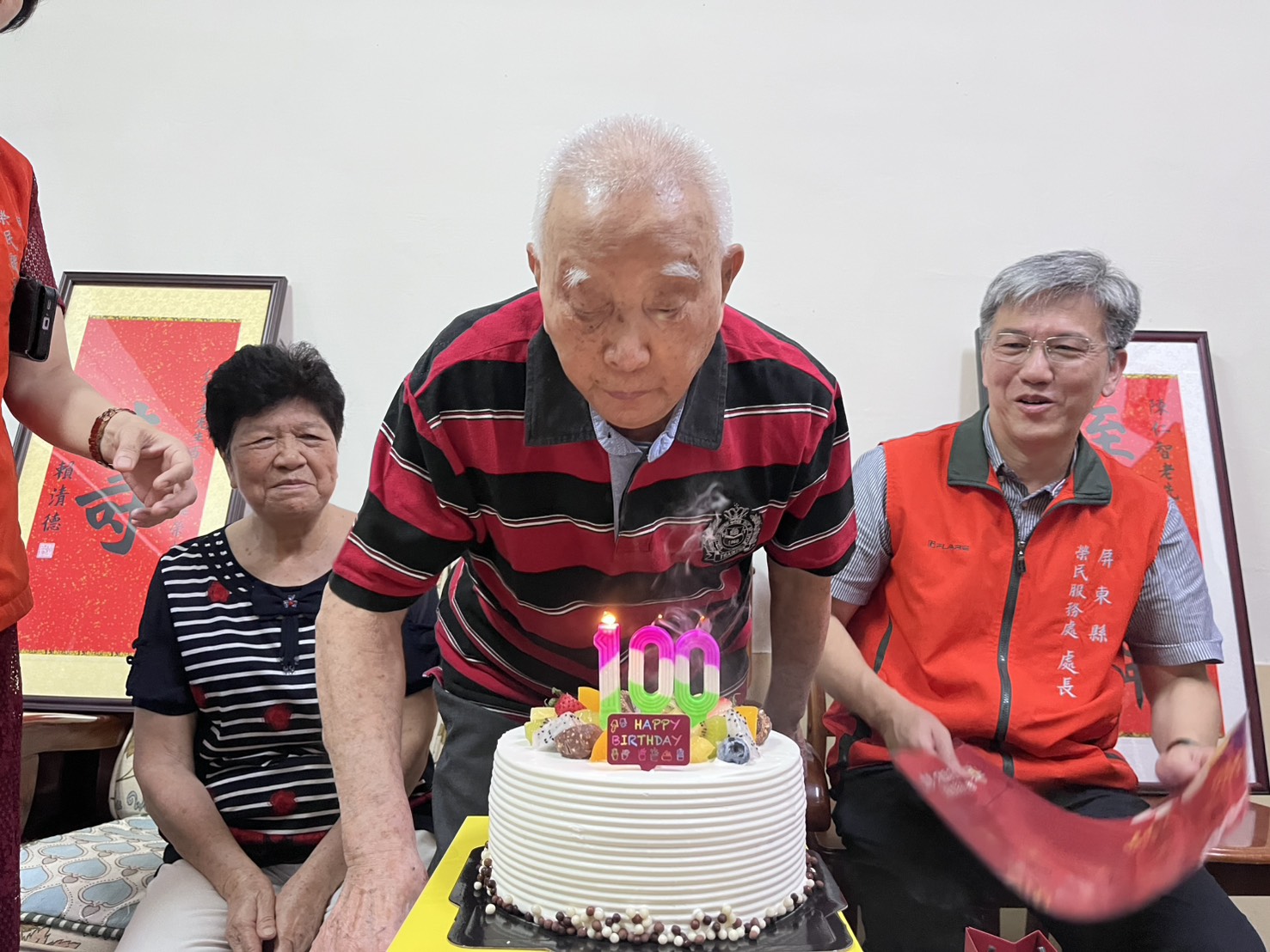 百歲榮民陳仁智雖高齡百歲，身體仍保持健康，在祝壽活動中親自吹蠟燭。（屏東縣榮服處提供）