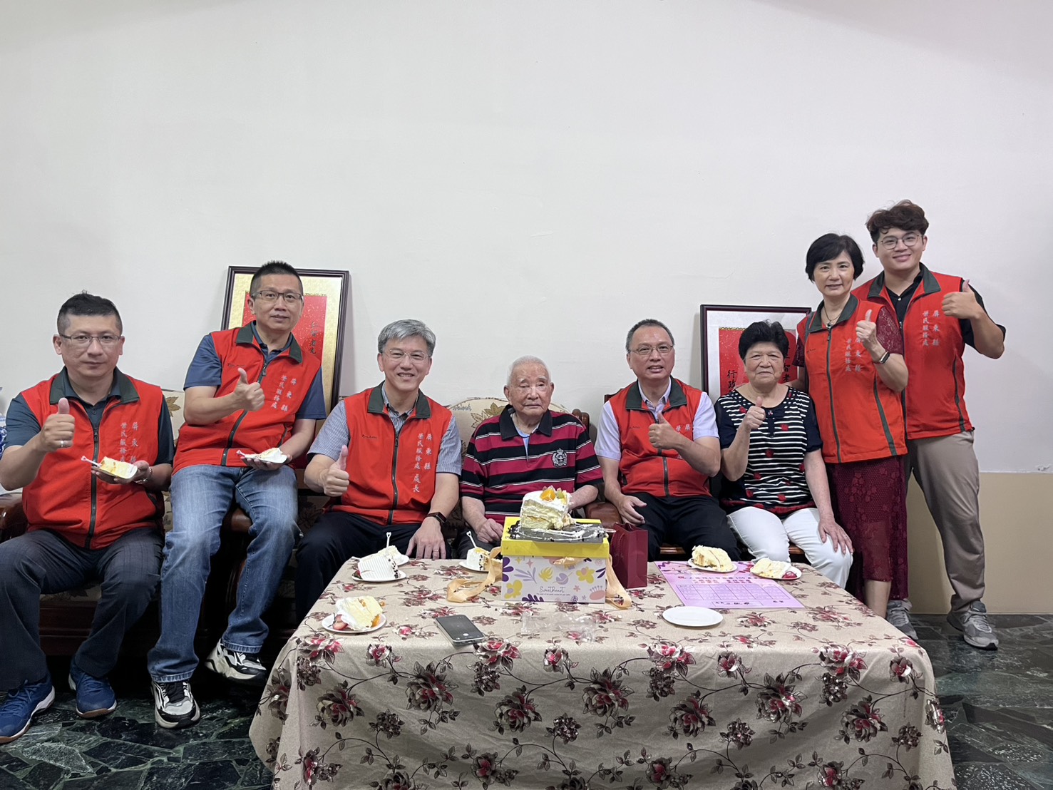 屏東縣榮服處與陳仁智爺爺（左4）及其家人一過歡慶百歲大壽，展現對高齡長輩的關懷。（屏東縣榮服處提供）
