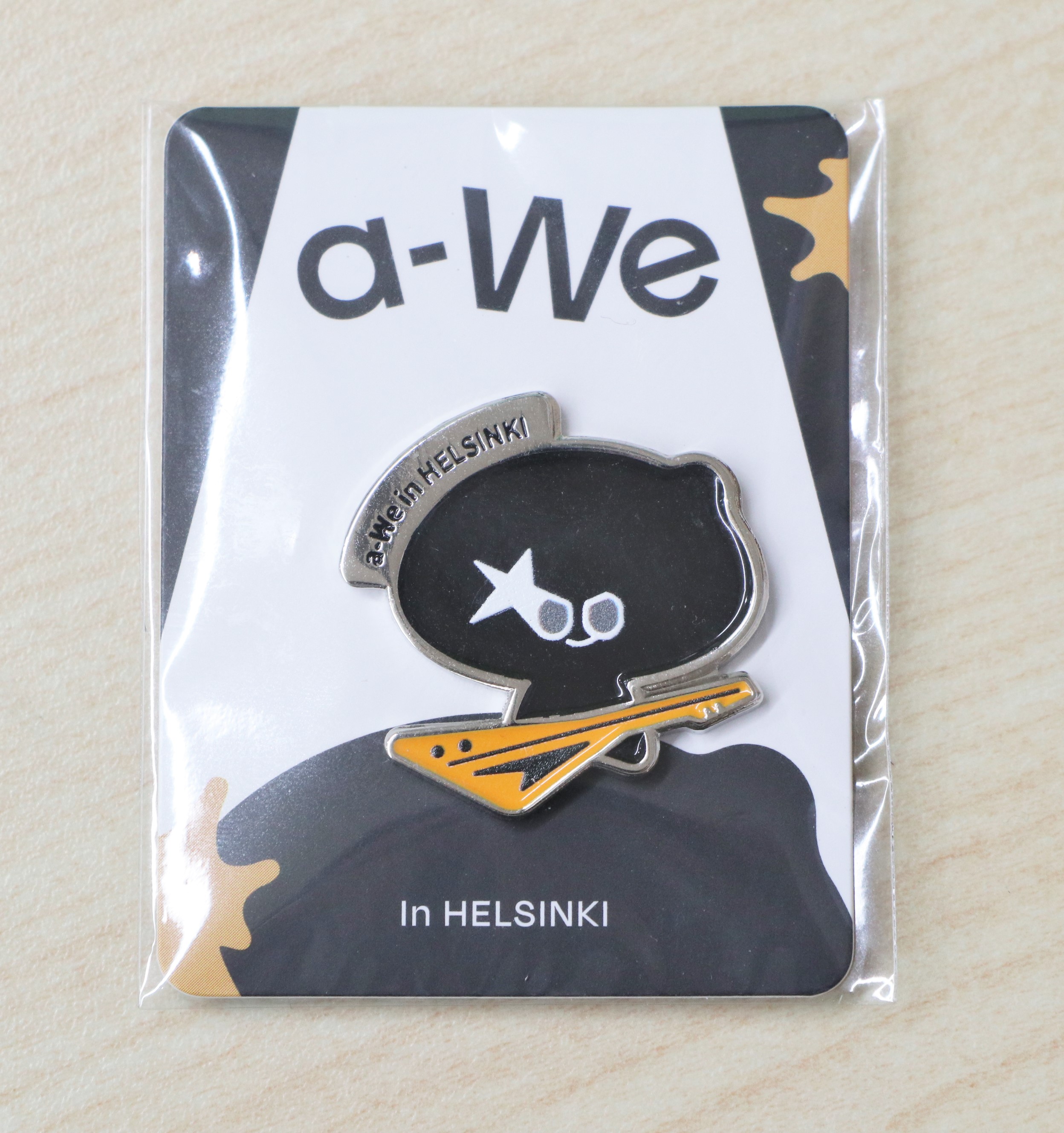 為紀念難得的「金屬外交」，文總特別攜手文化部推出「a-We 金屬徽章搖滾版」。（記者劉昕翊攝）