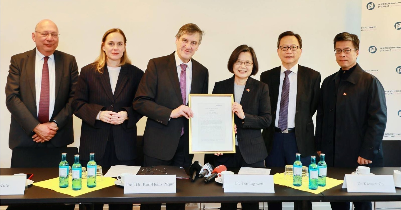 前總統蔡英文接受諾曼自由基金會頒贈友誼獎狀。（外交部提供）