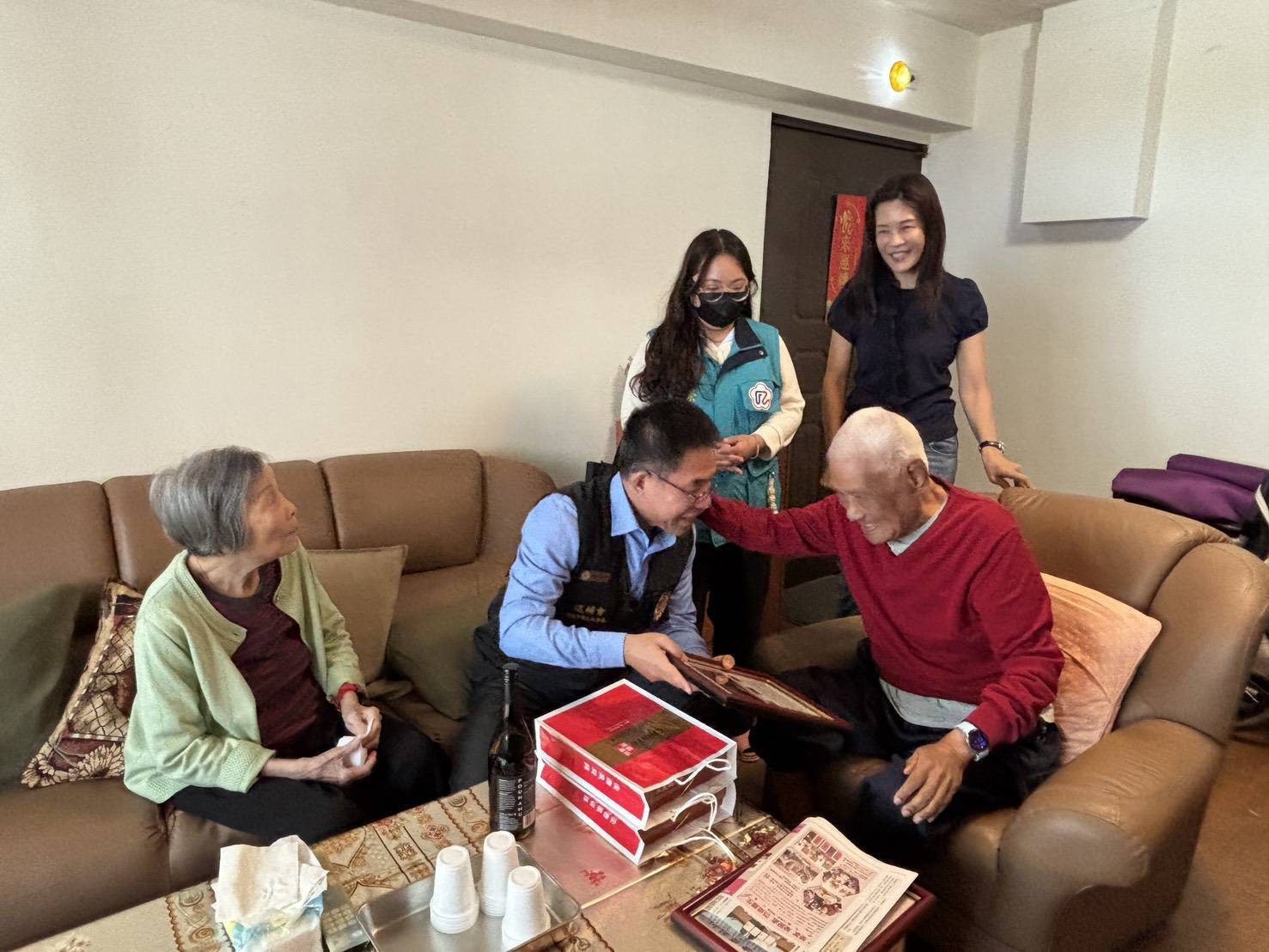 曹爺爺是臺北市榮服處10月份的百歲壽星，也是輔導會榮光雙週刊與青年日報的忠實讀者，登上榮光雙週刊與青報的版面，心中感到無比的榮耀。（臺北市榮服處提供）