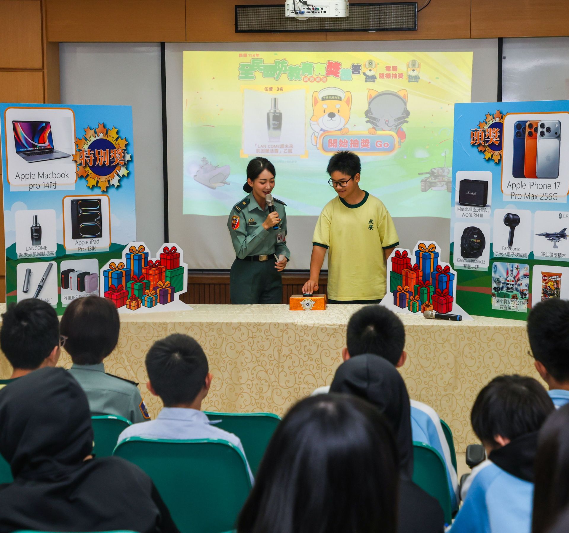 抽獎活動邀請北安國中師生代表，擔任抽獎嘉賓，得獎名單將公布於全民國防教育全球資訊網。（記者連琳攝）