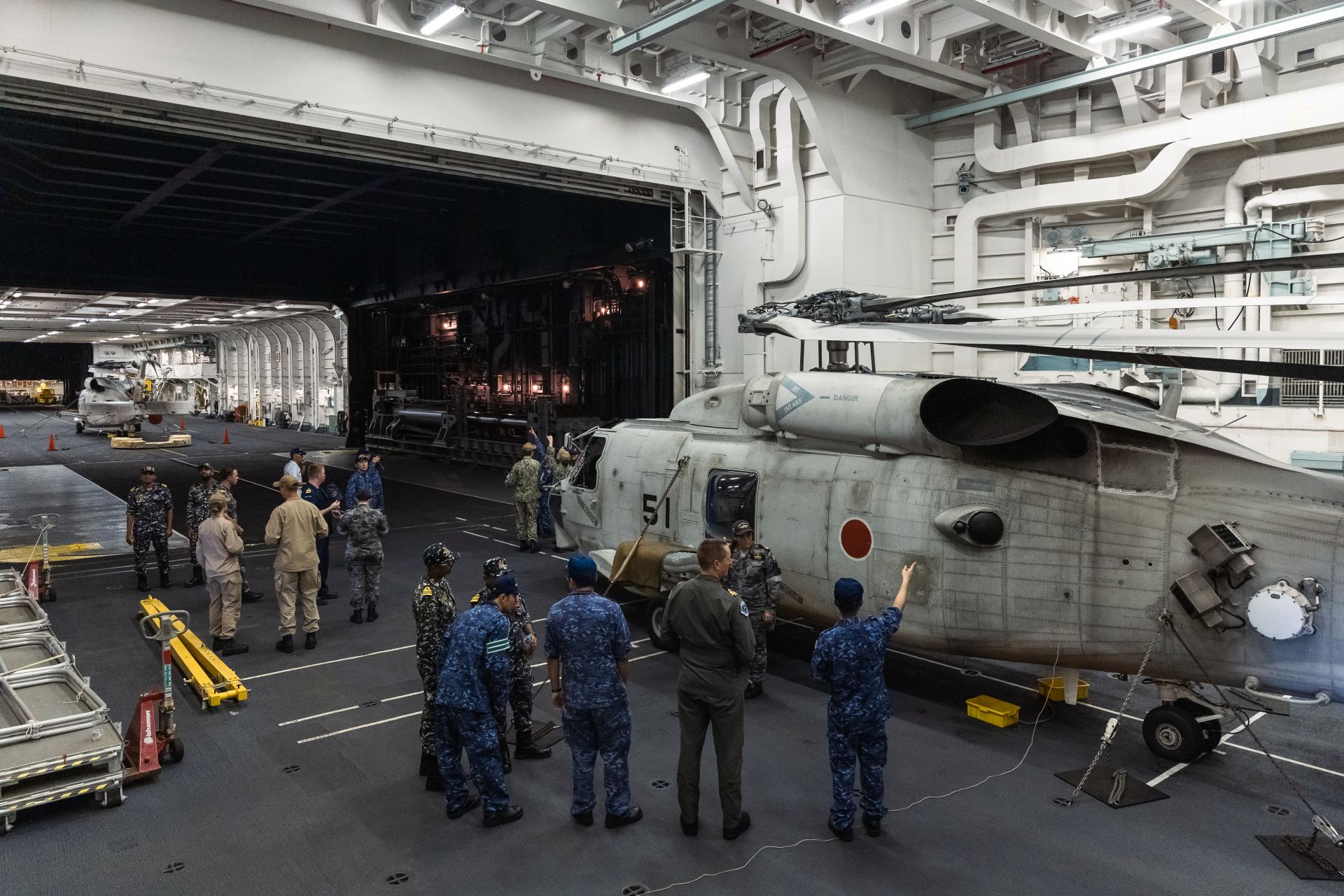 海自護衛艦「日向號」泊靠關島期間，盟邦官兵登艦參觀。（取自澳洲國防部網站）