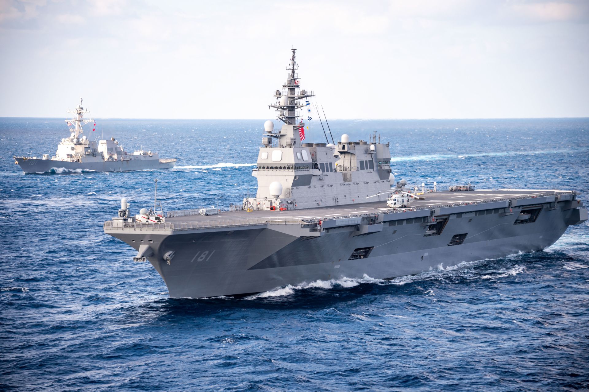 海自護衛艦「日向號」攜手美澳印海軍機艦投入「馬拉巴爾25」聯演。圖為「日向號」先前與美軍艦演訓照片。（取自DVIDS網站）