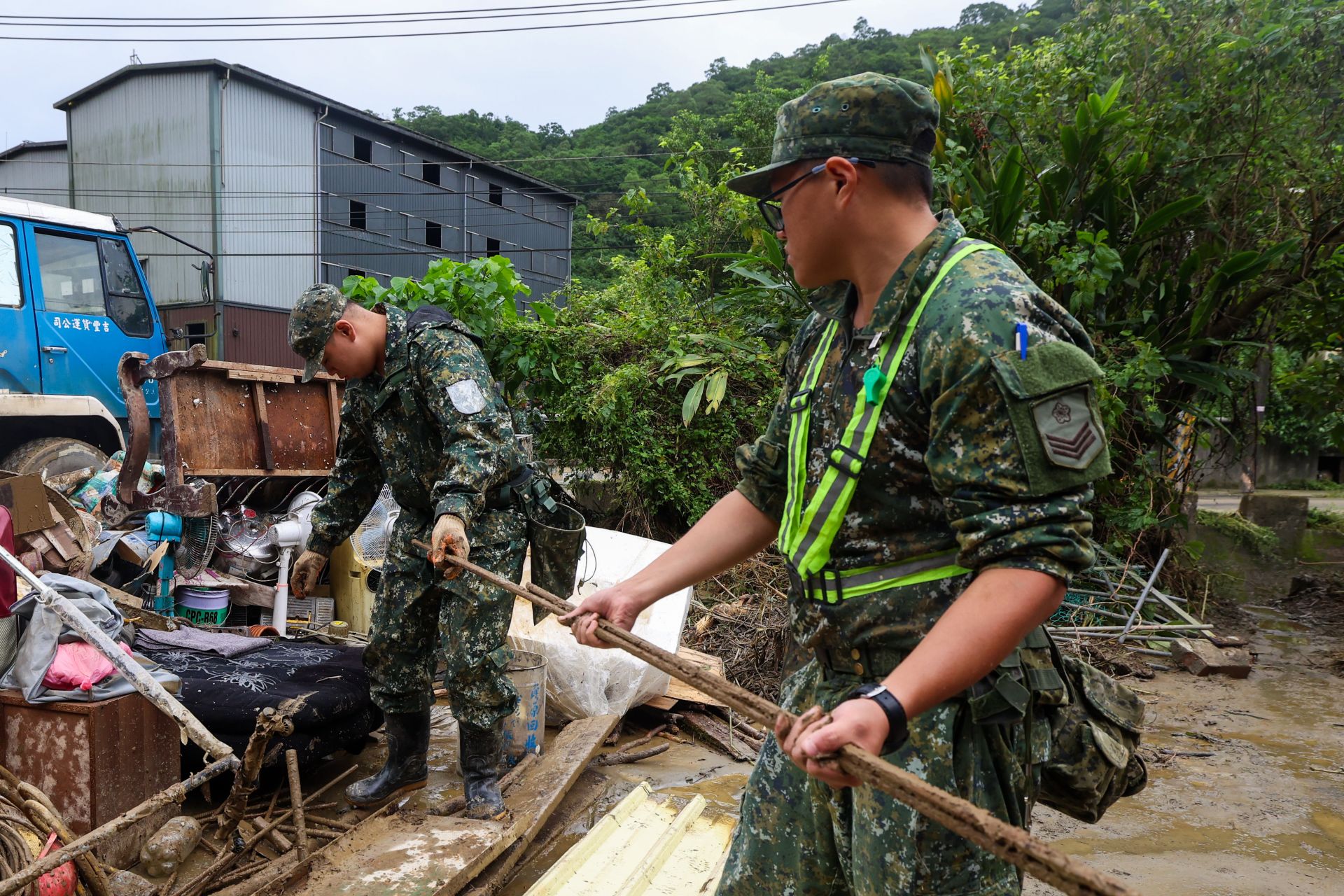 第3作戰區官兵協助進行環境整理，以實際行動減輕民眾災後負擔。（記者林睿奕攝）