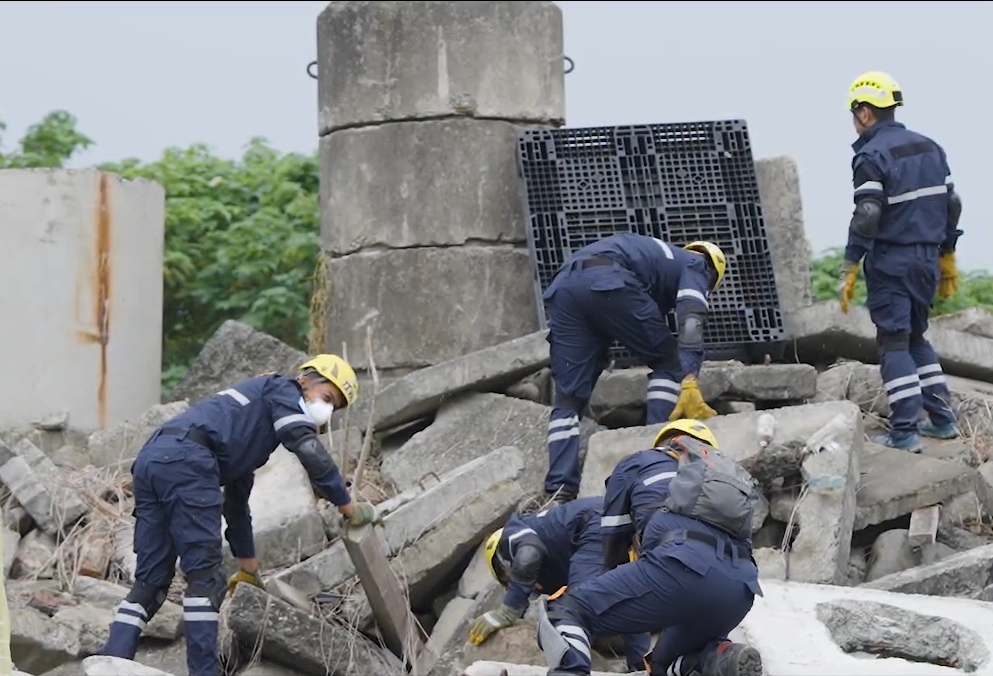 學員進行城市搜救訓練。（消防署提供）