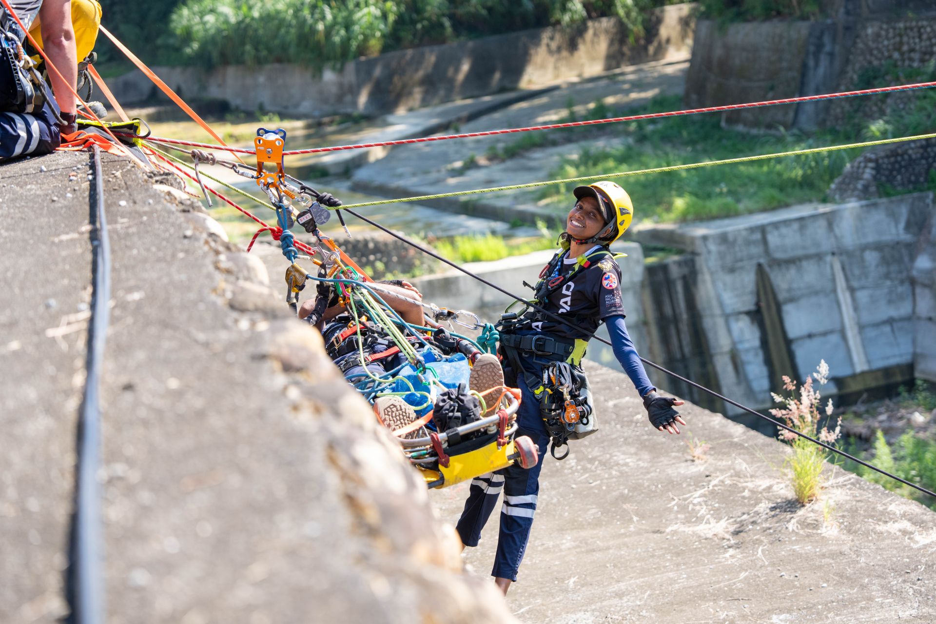 學員進行繩索救援訓練。（消防署提供）