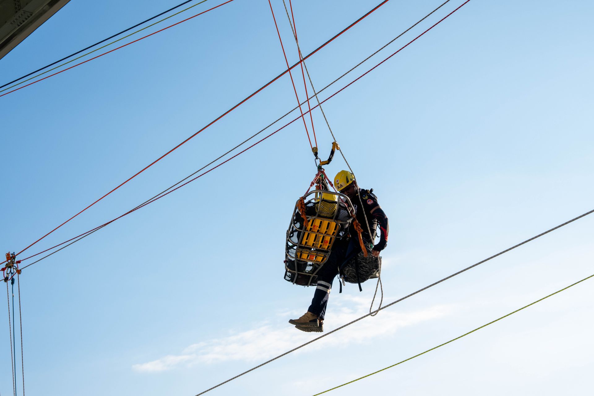 學員進行繩索救援訓練。（消防署提供）