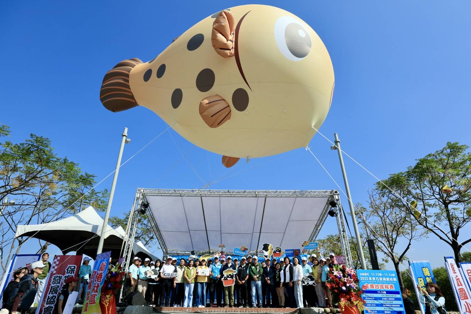 大海開吃系列活動由「2025永安石斑魚節」接續登場，市長陳其邁出席活動開幕式，邀請民眾支持選購。(高雄市新聞局提供)