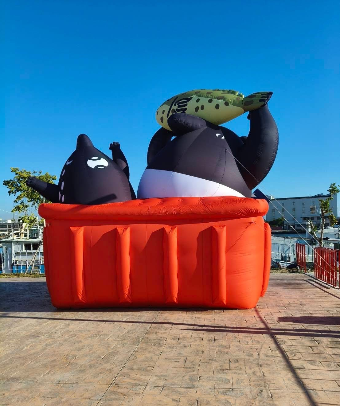 今年大海開吃與超人氣插畫IP「馬來貘」合作，於彌陀海岸光廊、永安永新漁港與梓官蚵仔寮漁港都設有裝置打卡點，歡迎民眾踴躍前往。(高雄市新聞局提供)