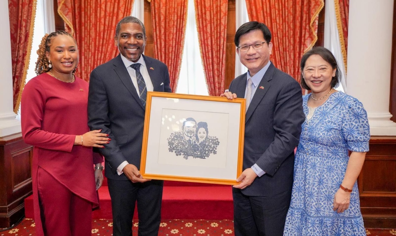 外交部長林佳龍夫婦致贈「肖像剪紙」予聖克里斯多福及尼維斯聯邦總理德魯伉儷（左二及左一）。（外交部提供）