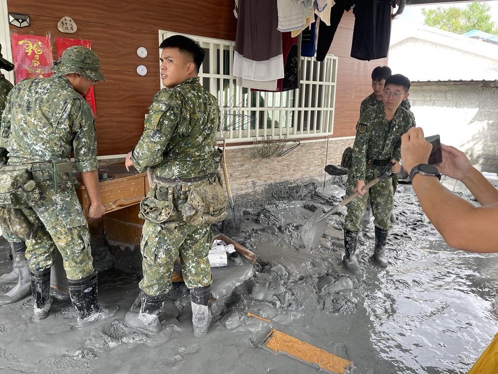 季連成對國軍即時成立前進指揮所，不遺餘力提供必要的兵力與機具，特別表達感謝與肯定。（行政院提供）
