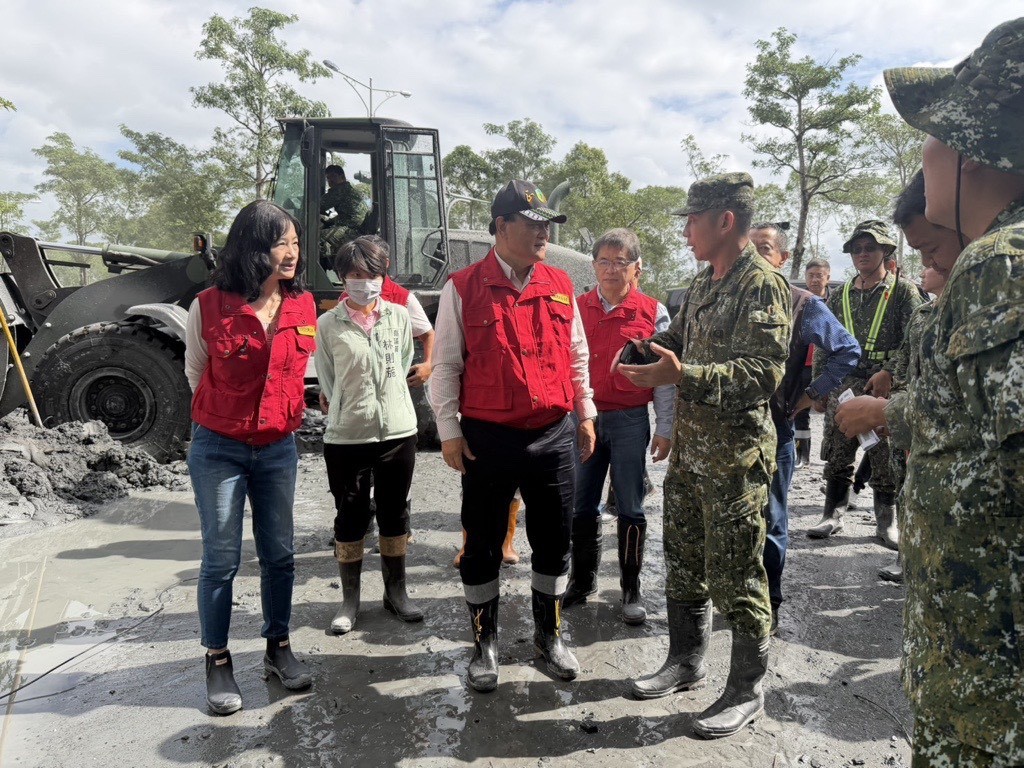 季連成對國軍即時成立前進指揮所，不遺餘力提供必要的兵力與機具，成為民眾家園重建重要的後盾，特別表達感謝與肯定。（行政院提供）