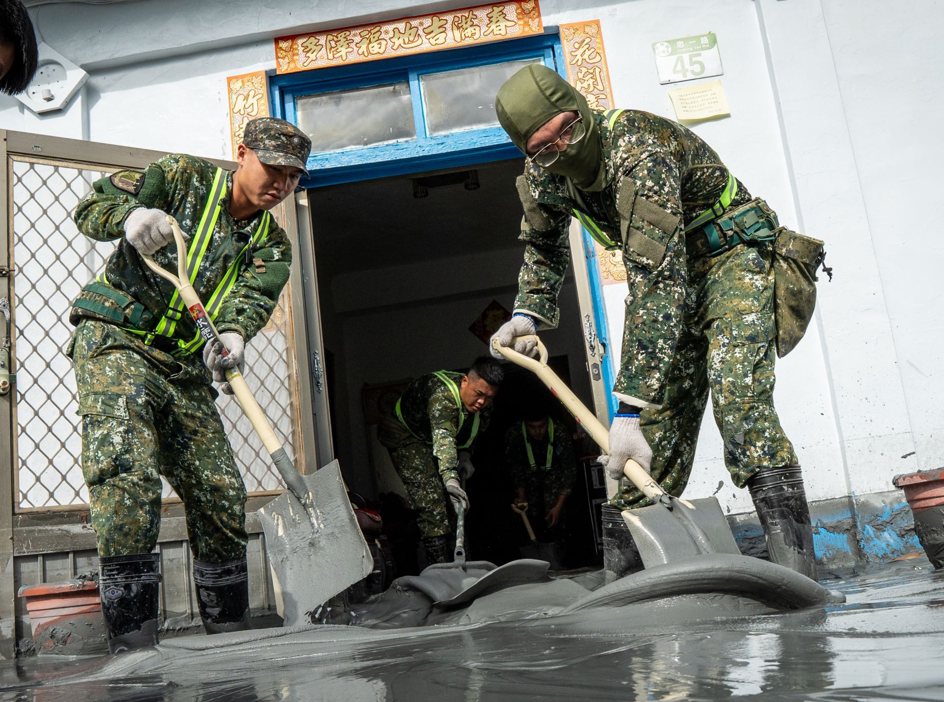 第2作戰區官兵協助居民清淤。（記者張雅淳攝）