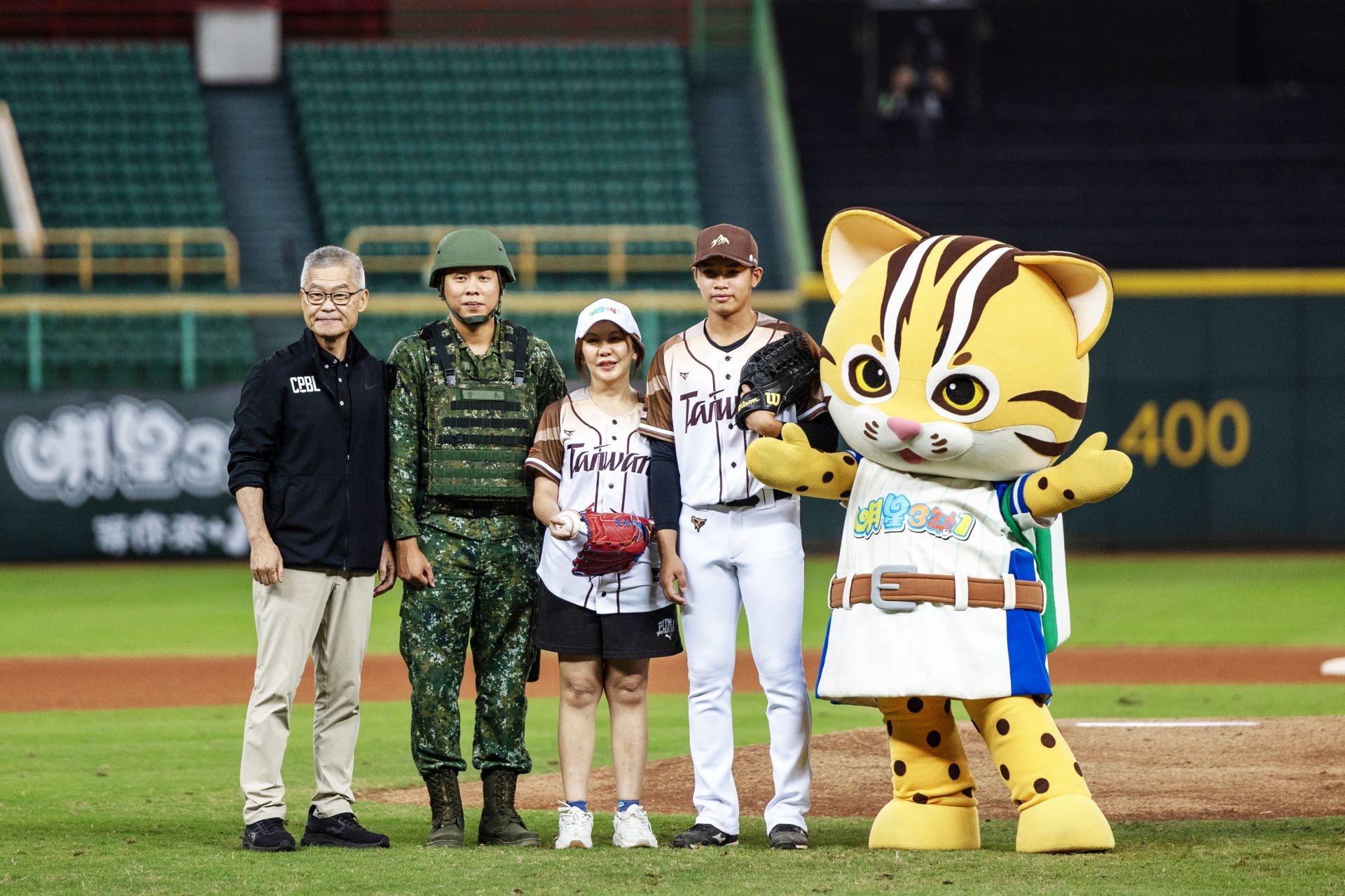 2025亞洲冬季棒球聯盟昨日於高雄澄清湖棒球場盛大開幕，中華職棒昨晚特別邀請陸軍54工兵群戰鬥工兵營營長游晴文中校，在開幕戰前擔任開球打者；在開球儀式中，當游晴文奮力揮棒時，如雷的掌聲響徹全場，展現民眾對於國軍投入救災、戮力守護家園的肯定與致敬。（記者林睿奕攝）