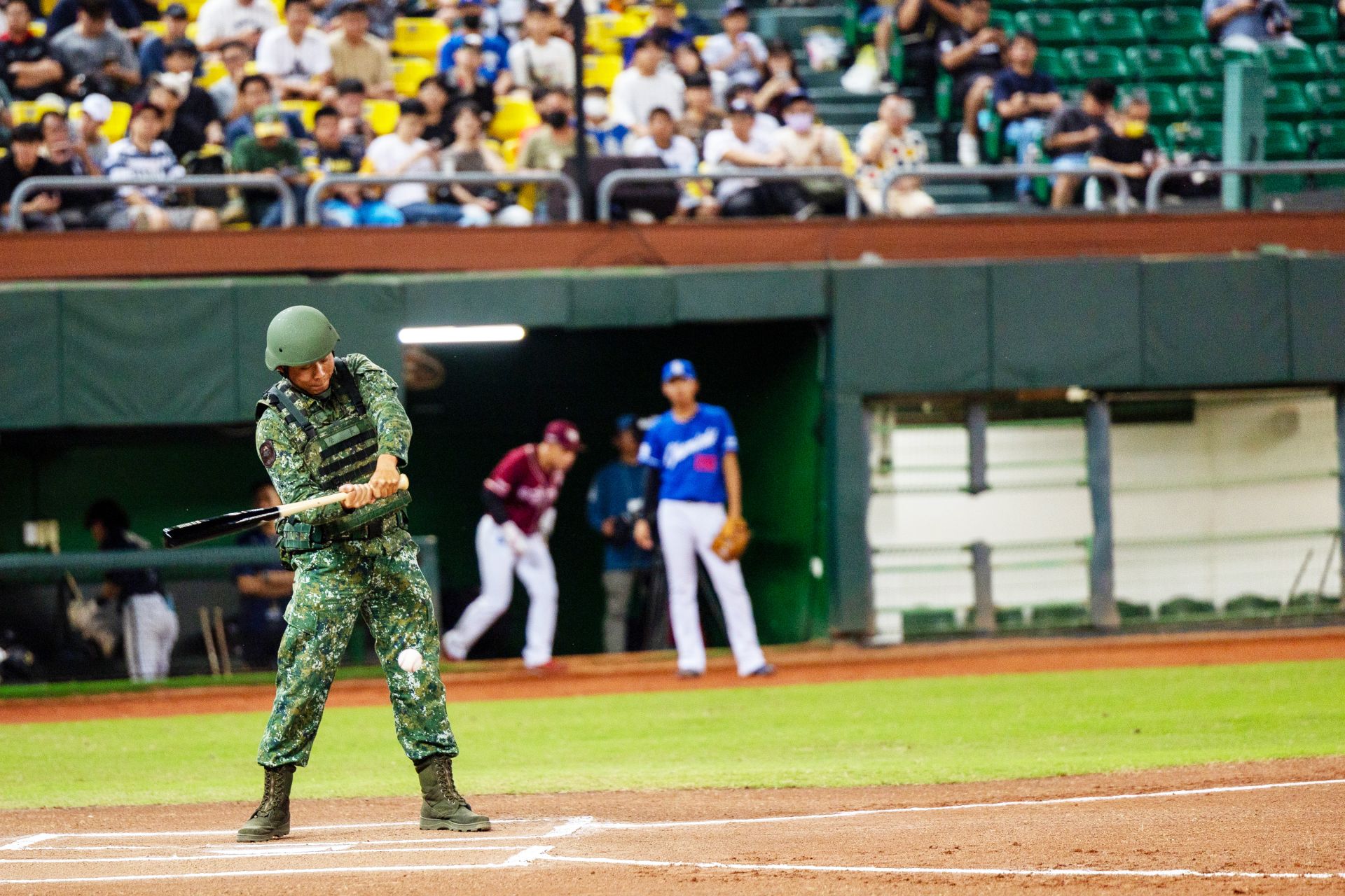 2025亞洲冬季棒球聯盟昨日於高雄澄清湖棒球場盛大開幕，中華職棒昨晚特別邀請陸軍54工兵群戰鬥工兵營營長游晴文中校，在開幕戰前擔任開球打者；在開球儀式中，當游晴文奮力揮棒時，如雷的掌聲響徹全場，展現民眾對於國軍投入救災、戮力守護家園的肯定與致敬。（記者林睿奕攝）